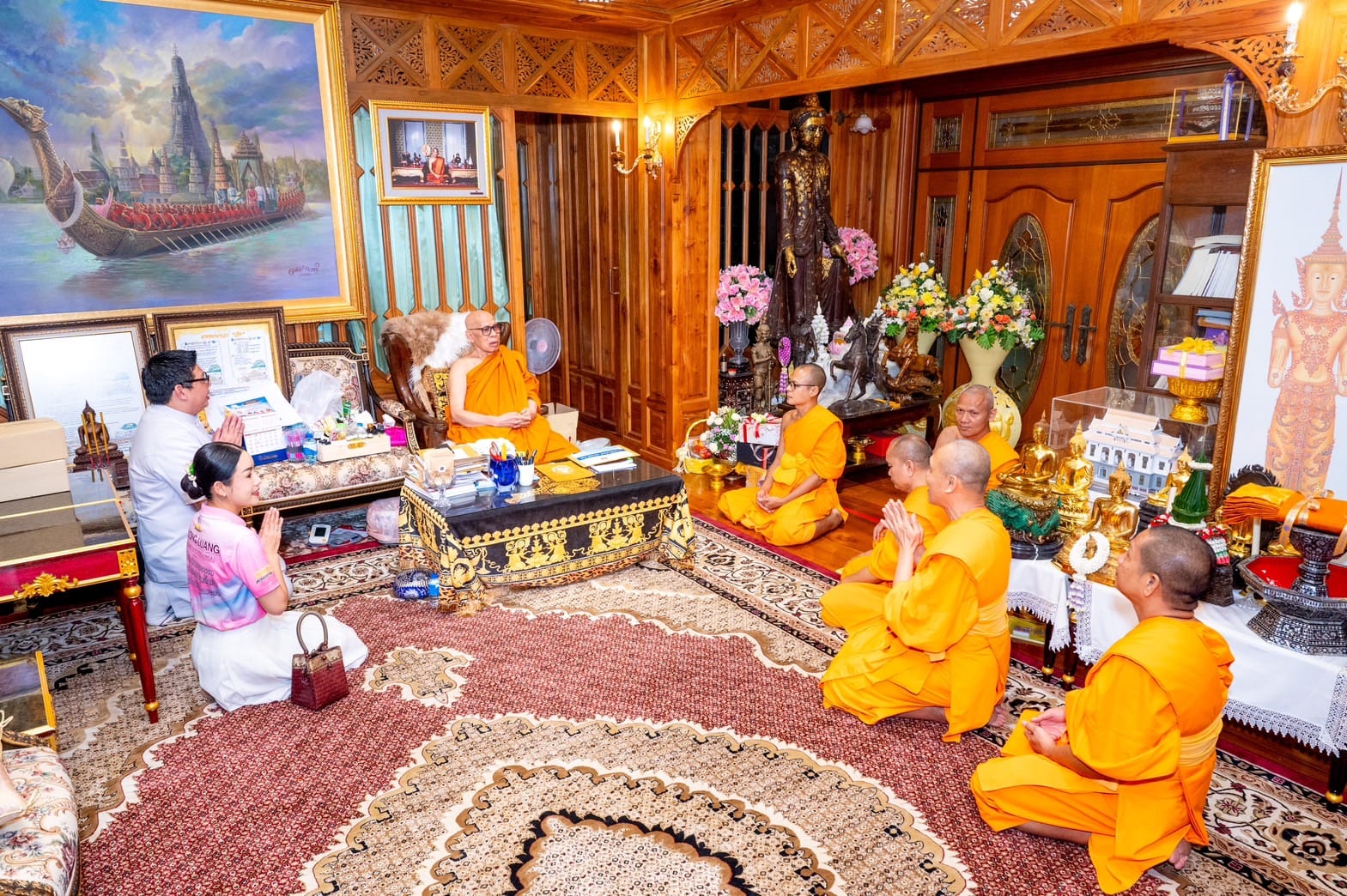 วัดพระธรรมกาย มูลนิธิธรรมกาย  ร่วมสมทบสนับสนุนเจ้าคณะใหญ่หนตะวันออก  ช่วยผู้ประสบอุทกภัย