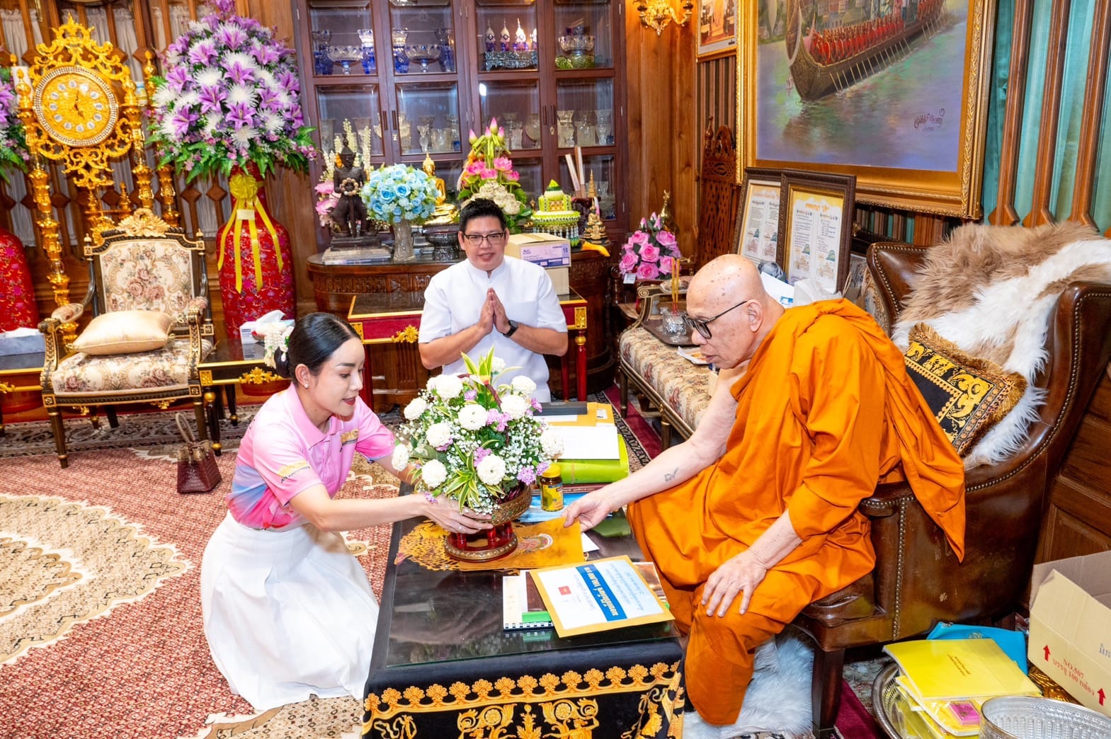วัดพระธรรมกาย มูลนิธิธรรมกาย  ร่วมสมทบสนับสนุนเจ้าคณะใหญ่หนตะวันออก  ช่วยผู้ประสบอุทกภัย