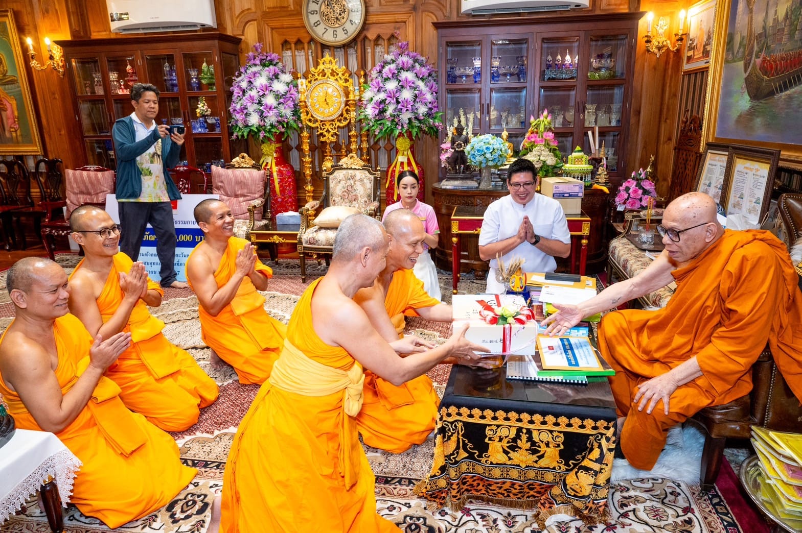 วัดพระธรรมกาย มูลนิธิธรรมกาย  ร่วมสมทบสนับสนุนเจ้าคณะใหญ่หนตะวันออก  ช่วยผู้ประสบอุทกภัย
