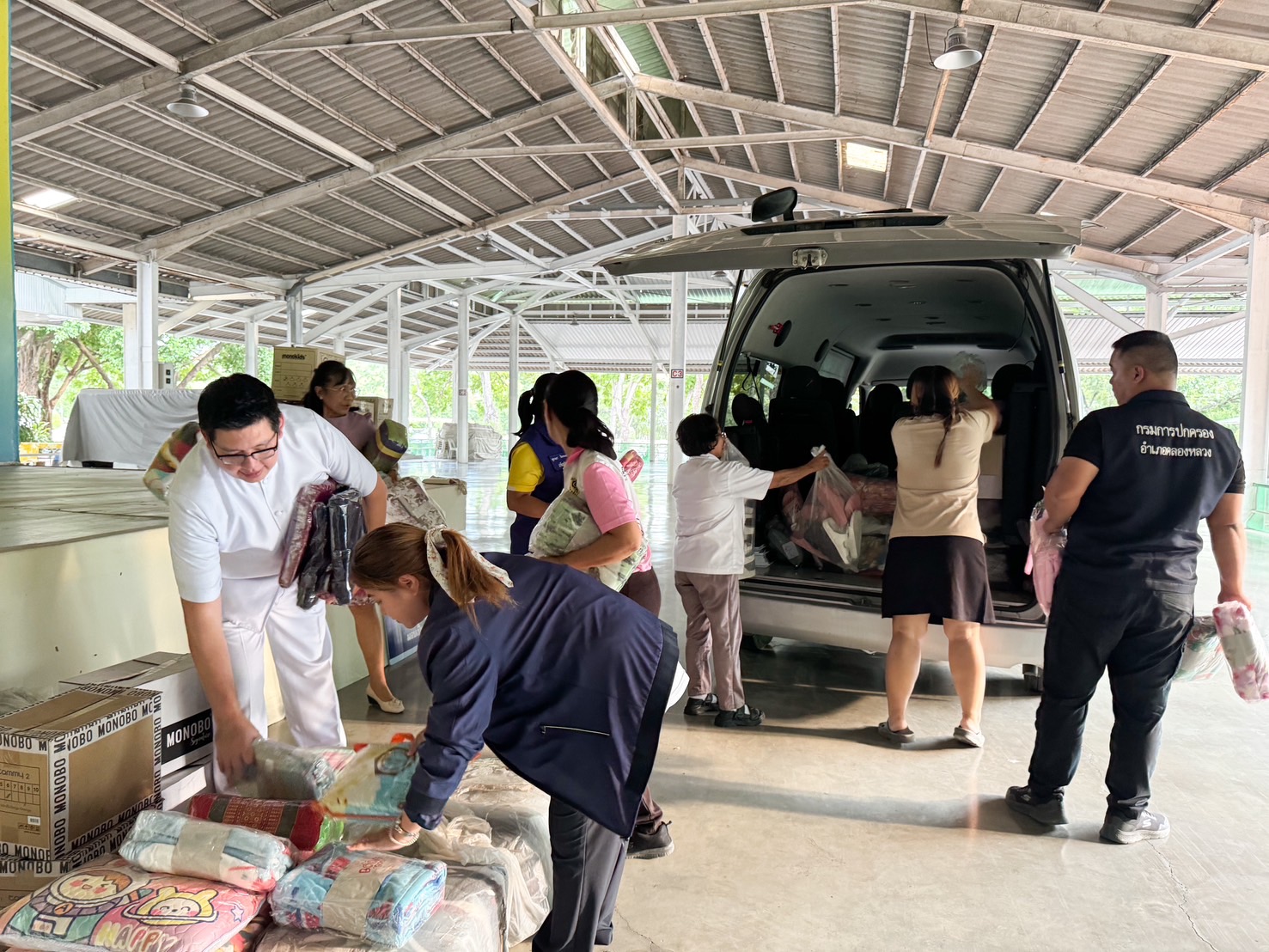 โฆษกฯ วัดพระธรรมกาย  มอบสิ่งของเครื่องใช้จำเป็น  สมทบศูนย์บริจาคช่วยน้ำท่วม จ.ปทุมธานี