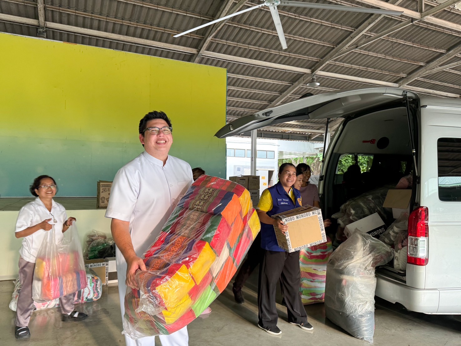 โฆษกฯ วัดพระธรรมกาย  มอบสิ่งของเครื่องใช้จำเป็น  สมทบศูนย์บริจาคช่วยน้ำท่วม จ.ปทุมธานี