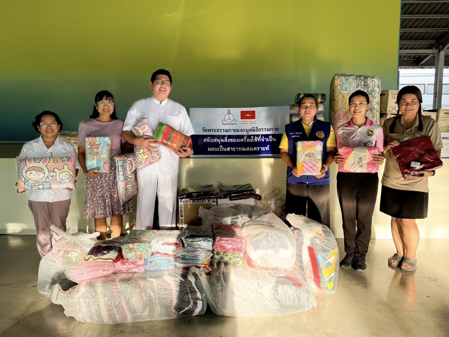 โฆษกฯ วัดพระธรรมกาย  มอบสิ่งของเครื่องใช้จำเป็น  สมทบศูนย์บริจาคช่วยน้ำท่วม จ.ปทุมธานี