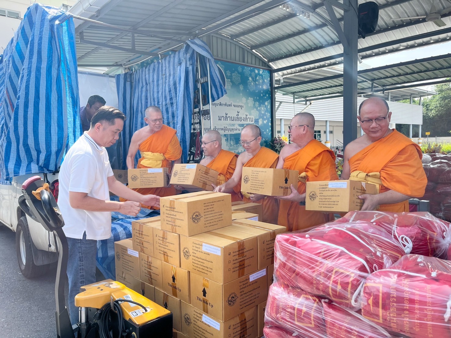 วัดพระธรรมกาย ส่งมอบถุงยังชีพ ช่วยเหลือผู้ประสบอุทกภัย กว่า 2,000 ครัวเรือน