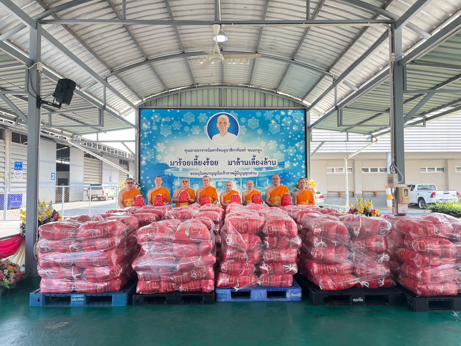 วัดพระธรรมกาย ส่งมอบถุงยังชีพ ช่วยเหลือผู้ประสบอุทกภัย กว่า 2,000 ครัวเรือน