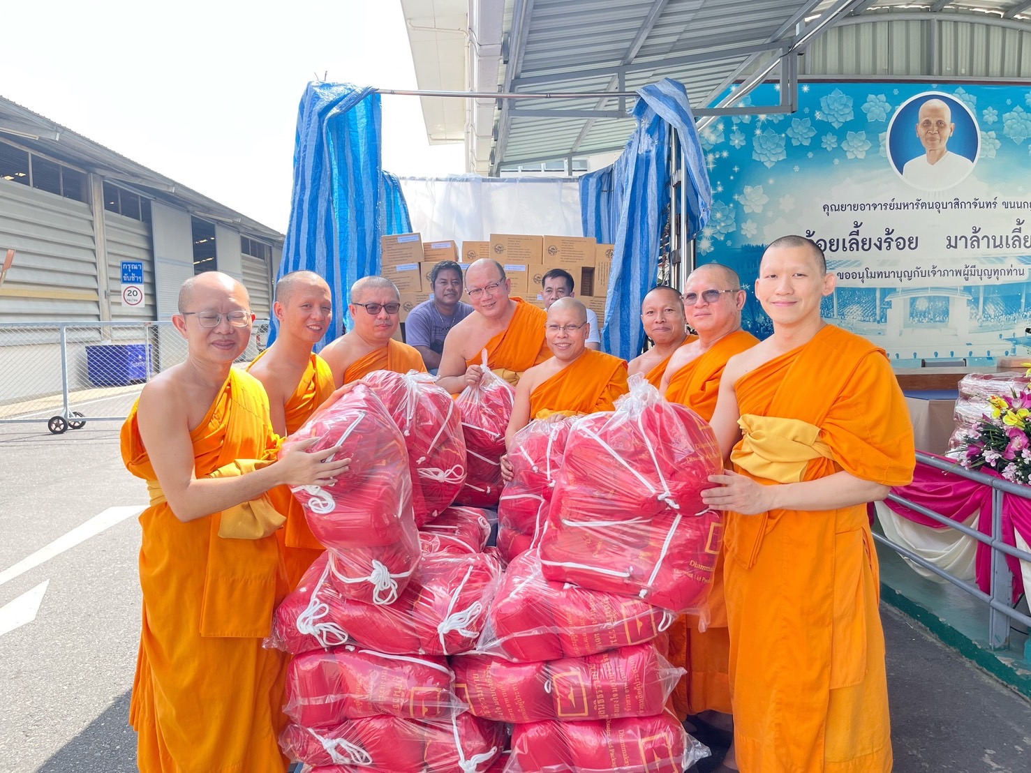 วัดพระธรรมกาย ส่งมอบถุงยังชีพ ช่วยเหลือผู้ประสบอุทกภัย กว่า 2,000 ครัวเรือน