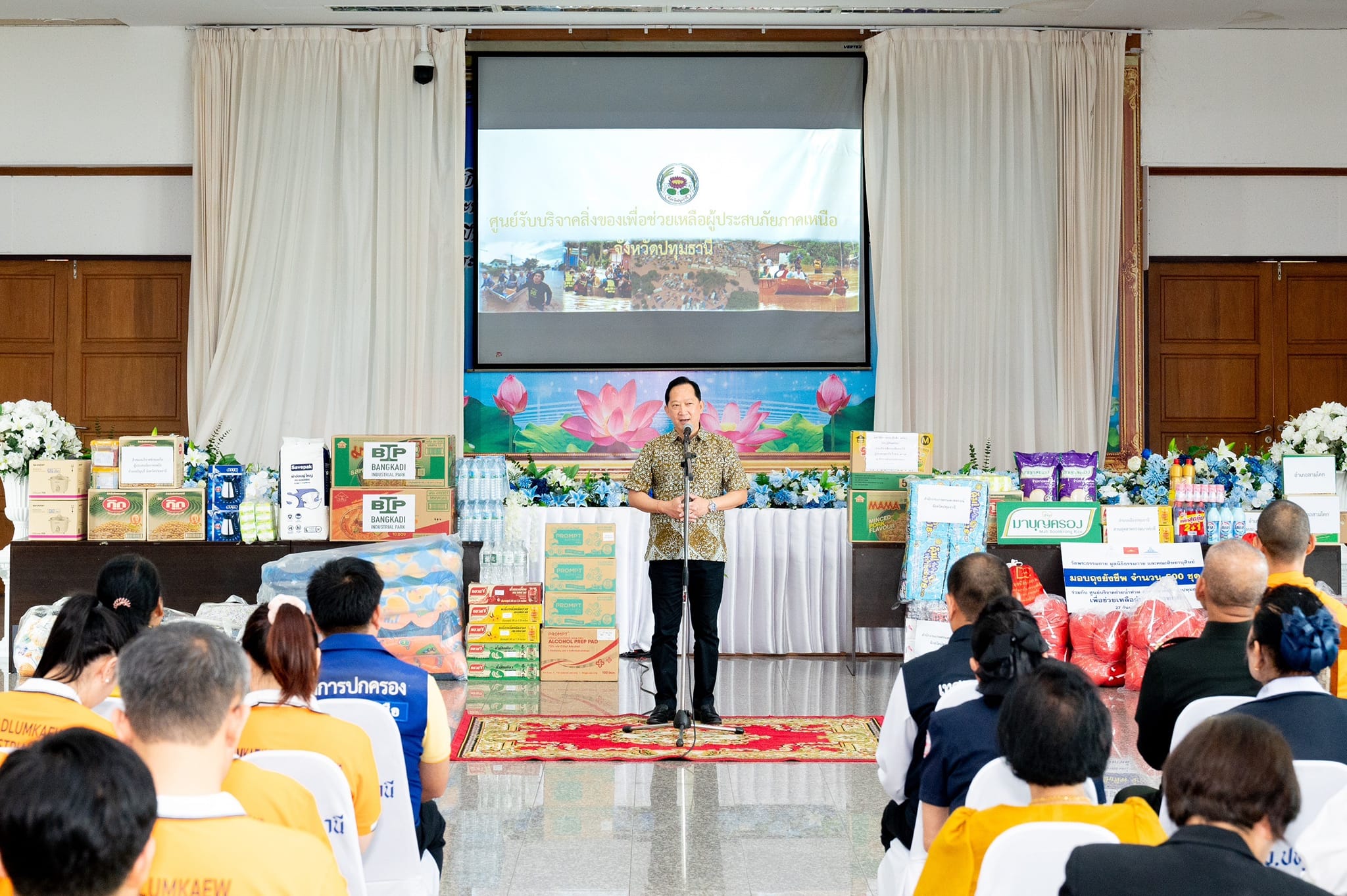 วัดพระธรรมกาย มอบถุงยังชีพ ข้าวสารอาหารแห้ง สมทบศูนย์รับบริจาคช่วยเหลือผู้ประสบภัยภาคเหนือ จังหวัดปทุมธานี 