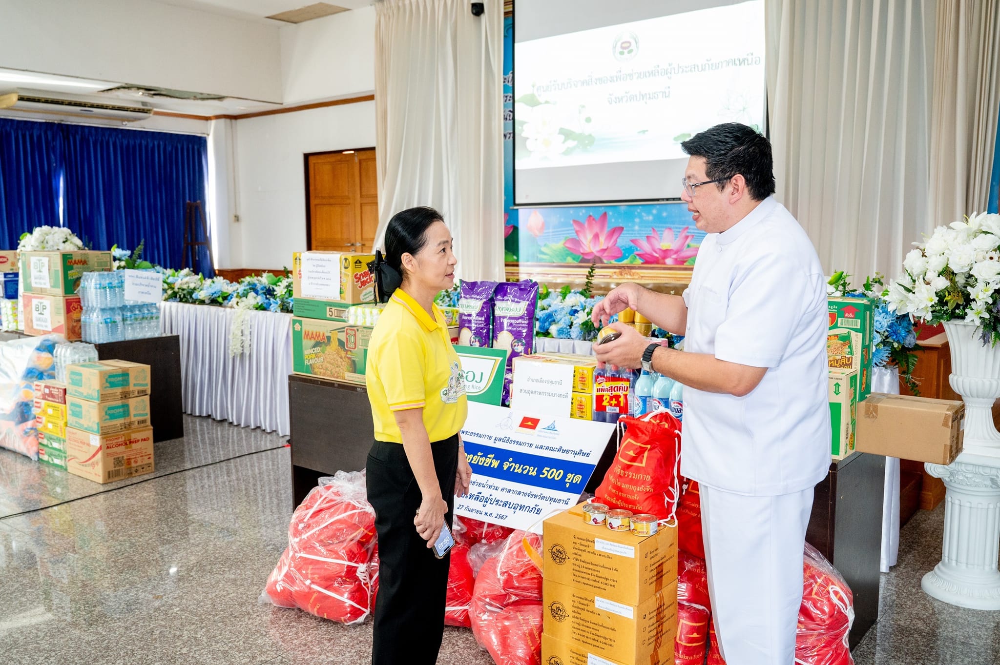 วัดพระธรรมกาย มอบถุงยังชีพ ข้าวสารอาหารแห้ง สมทบศูนย์รับบริจาคช่วยเหลือผู้ประสบภัยภาคเหนือ จังหวัดปทุมธานี 