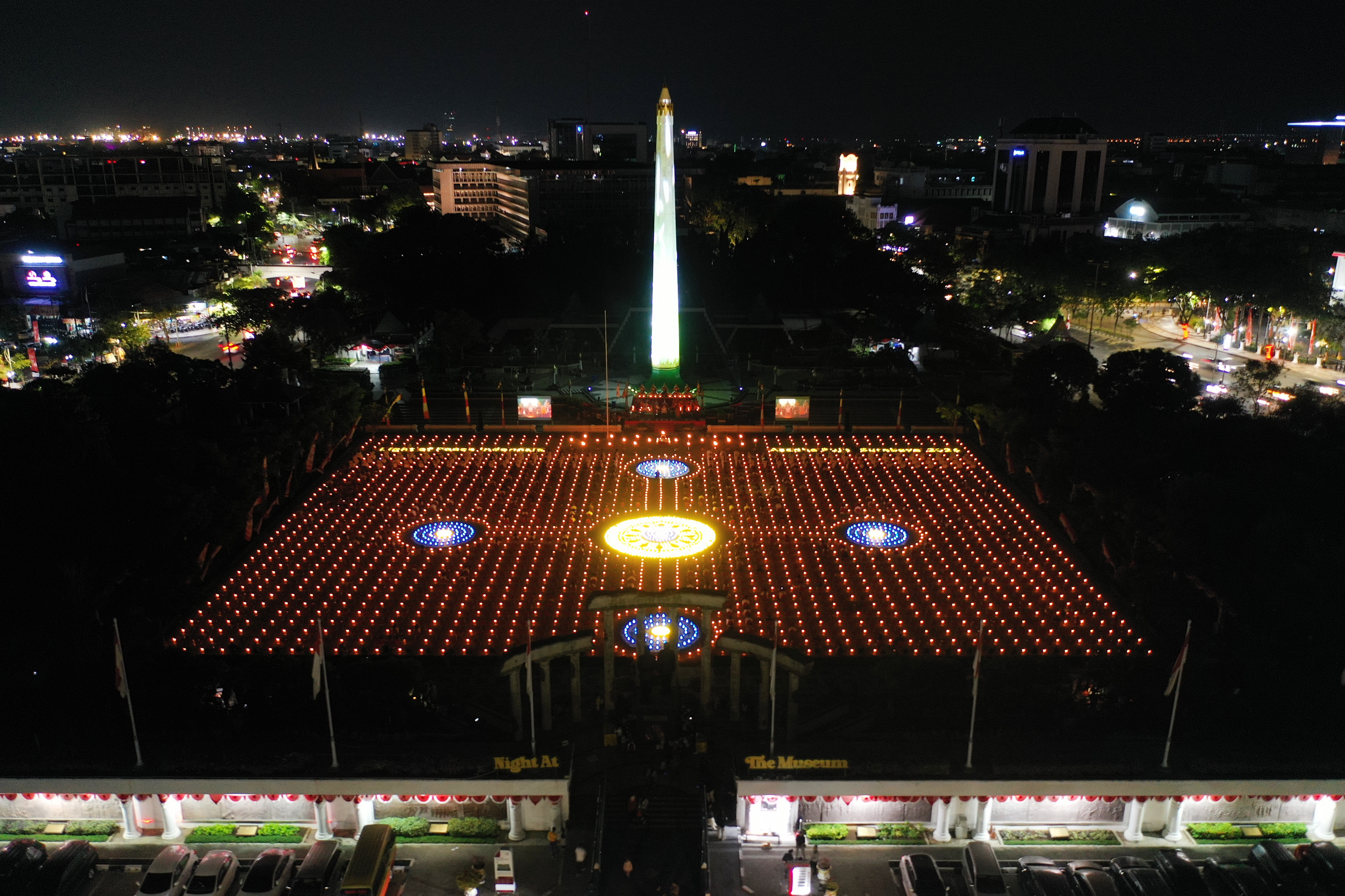 พิธีจุดประทีป 10,000 ดวง เนื่องในวาระครบรอบ 79 ปี ประกาศเอกราชของอินโดนีเซีย