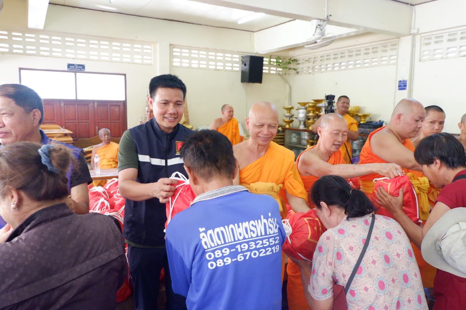 วัดพระธรรมกาย มอบถุงยังชีพ จำนวน 500 ถุง เพื่อช่วยผู้ประสบภัยน้ำท่วม จ.ลำปาง