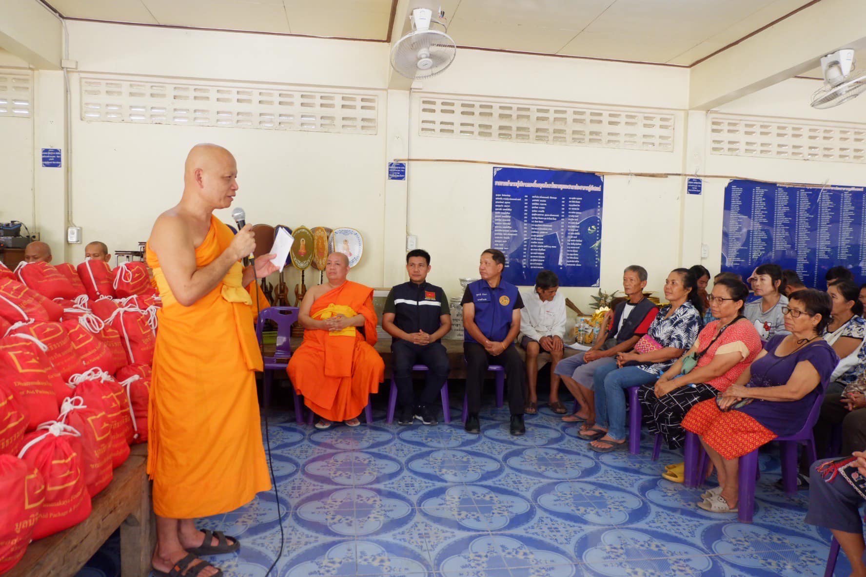วัดพระธรรมกาย มอบถุงยังชีพ จำนวน 500 ถุง เพื่อช่วยผู้ประสบภัยน้ำท่วม จ.ลำปาง
