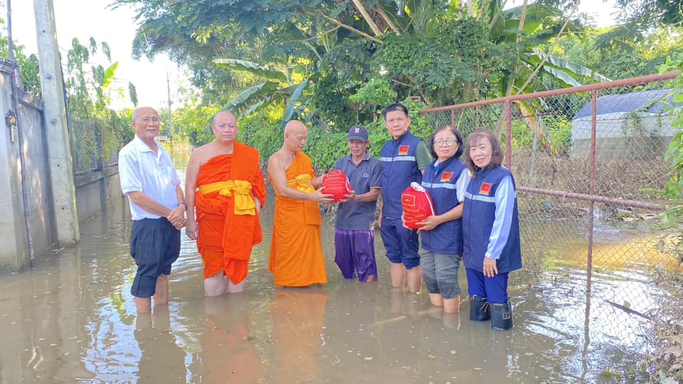 วัดพระธรรมกาย มอบถุงยังชีพ จำนวน 500 ถุง เพื่อช่วยผู้ประสบภัยน้ำท่วม จ.ลำปาง