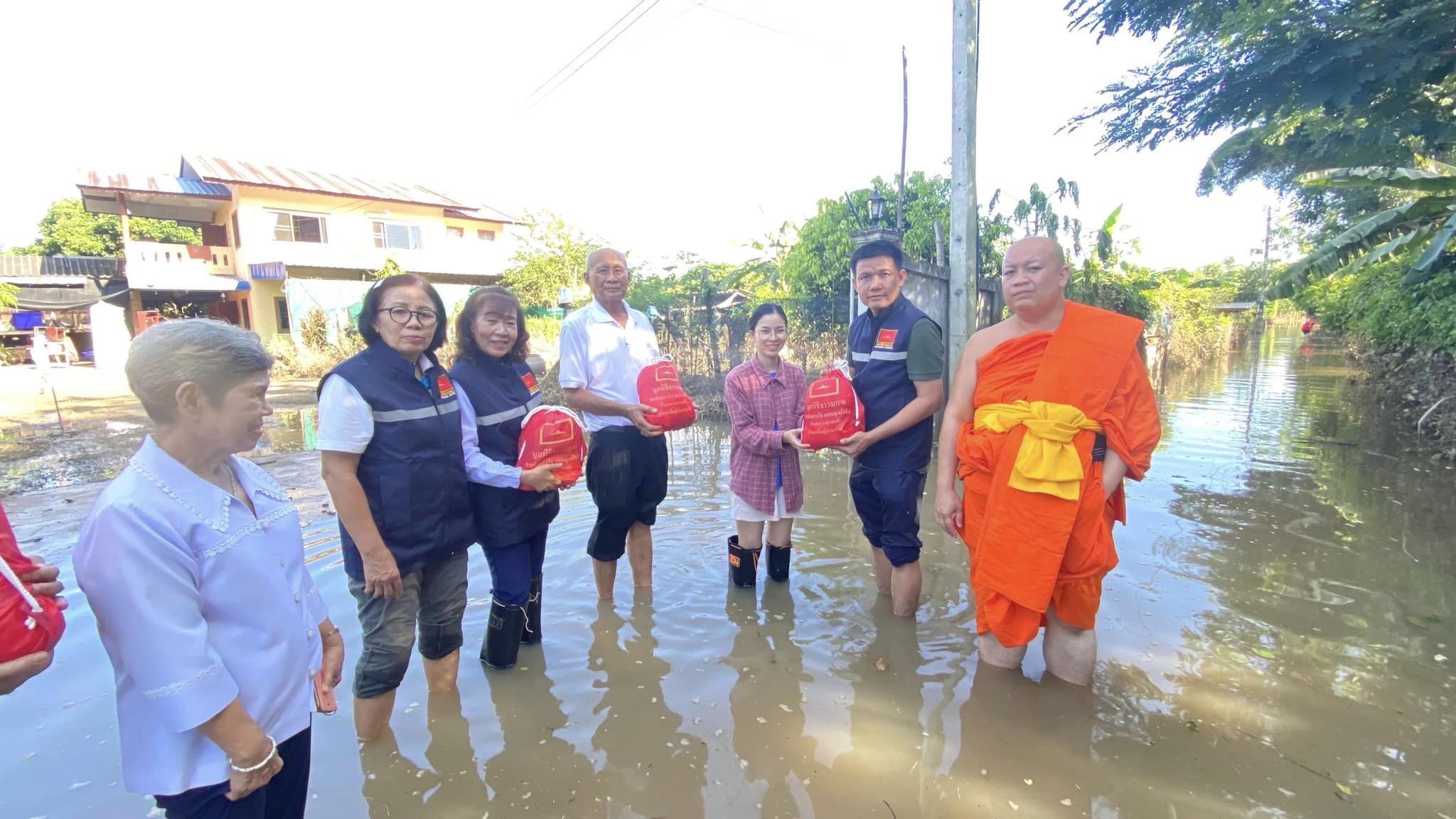 วัดพระธรรมกาย มอบถุงยังชีพ จำนวน 500 ถุง เพื่อช่วยผู้ประสบภัยน้ำท่วม จ.ลำปาง