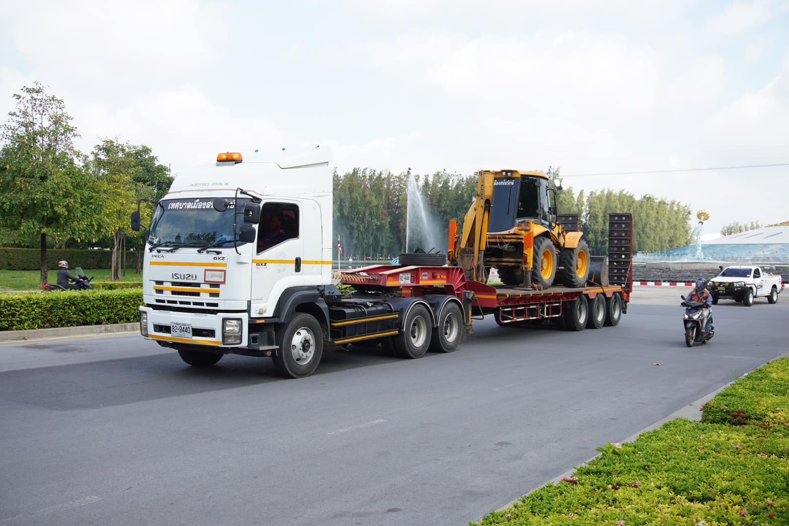 ฟื้นฟูเชียงราย ปทุมธานีส่งเครื่องจักรกลลงพื้นที่อุทกภัยเร่งช่วยเหลือประชาชน