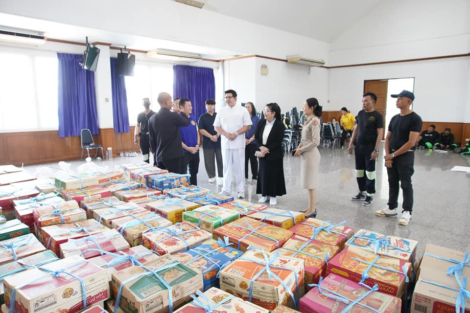 วัดพระธรรมกาย  ส่งแรงใจแก่เจ้าหน้าที่ผู้ปฏิบัติงานและจิตอาสา จังหวัดปทุมธานี
