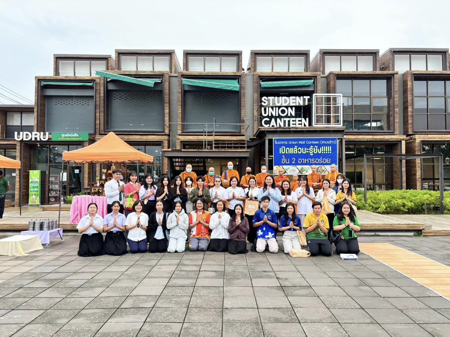 เครือข่ายชมรมพุทธทั่วประเทศ จัดตักบาตรช่วยเหลือภัยน้ำท่วมภาคเหนือ