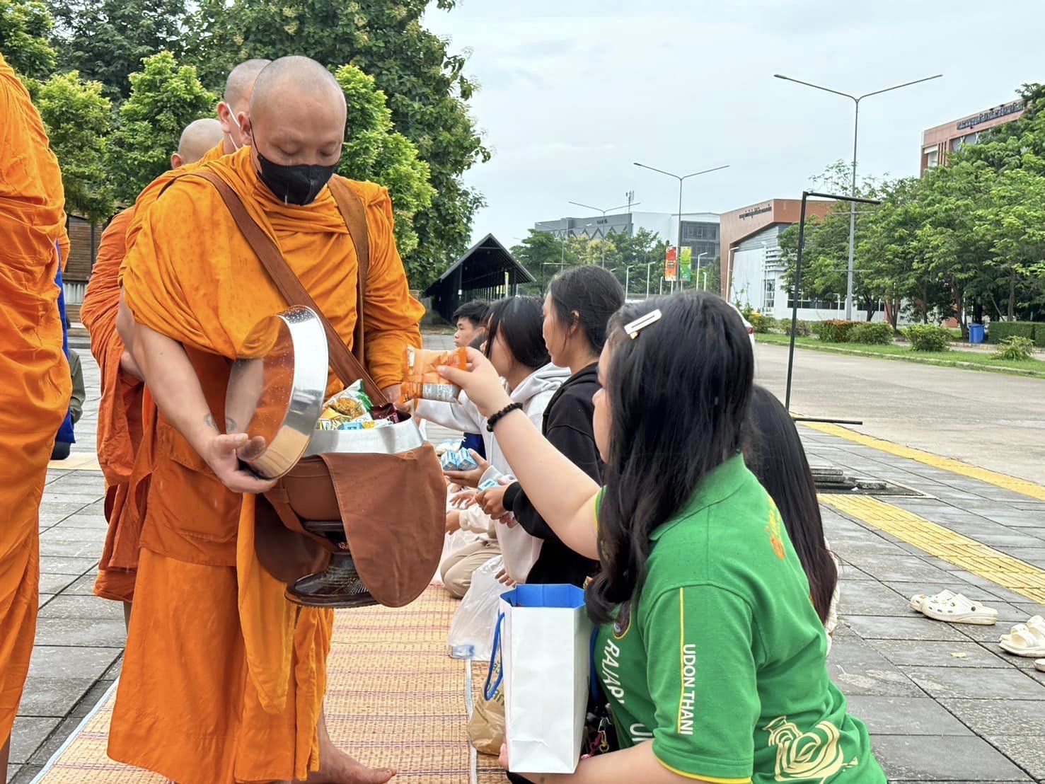 เครือข่ายชมรมพุทธทั่วประเทศ จัดตักบาตรช่วยเหลือภัยน้ำท่วมภาคเหนือ