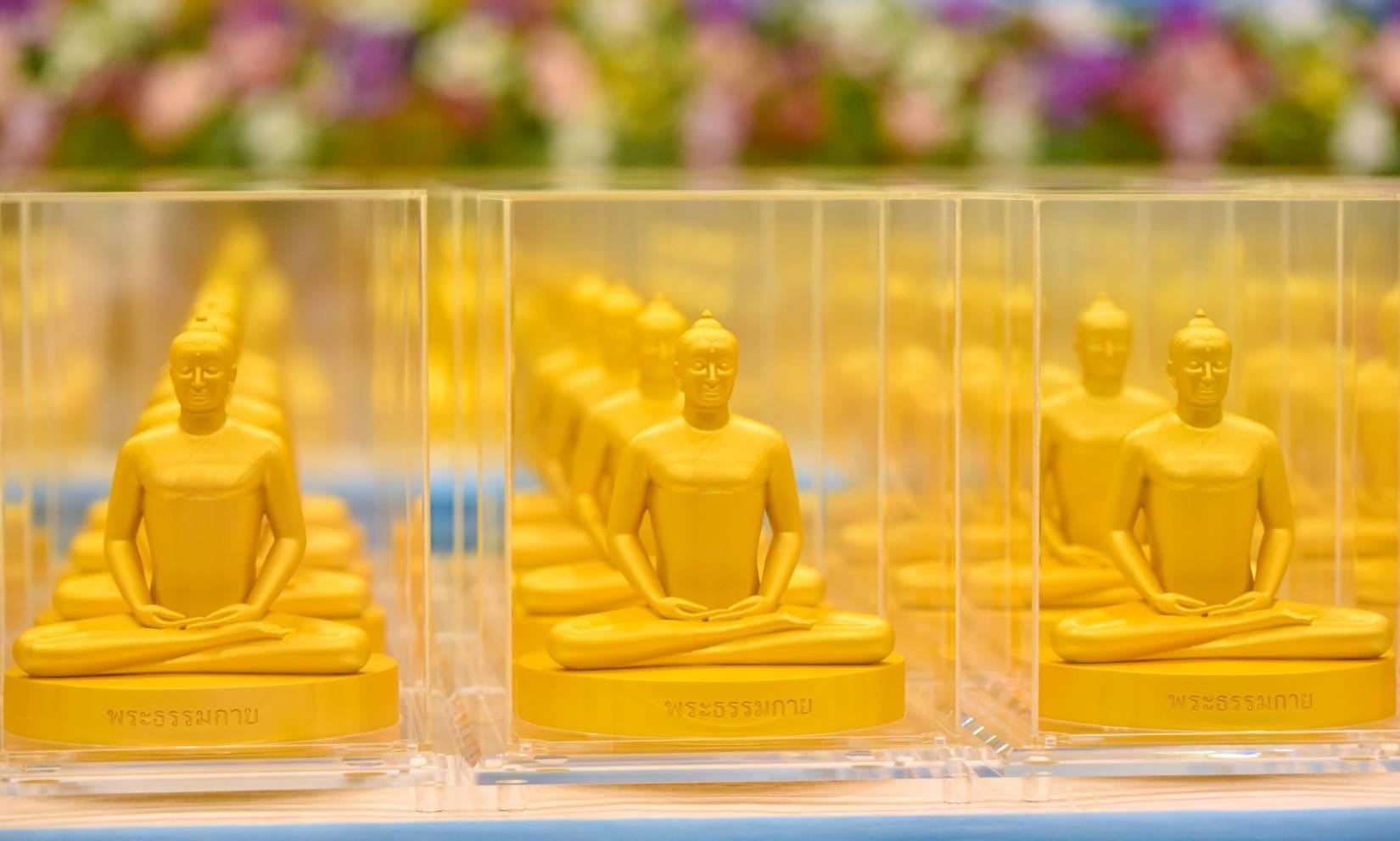 พิธีมอบองค์พระธรรมกาย 2,000 องค์