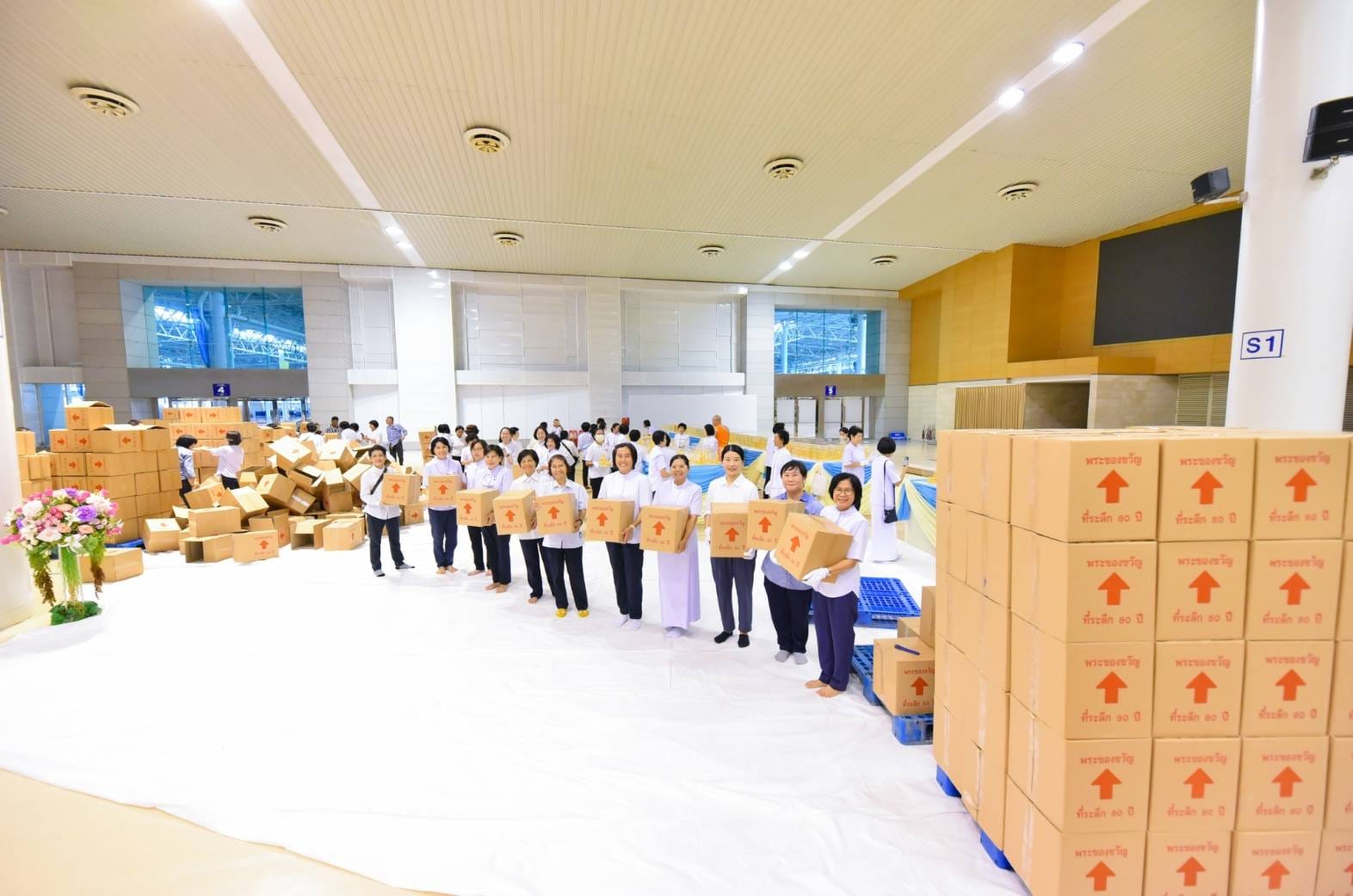 พิธีมอบองค์พระธรรมกาย 2,000 องค์