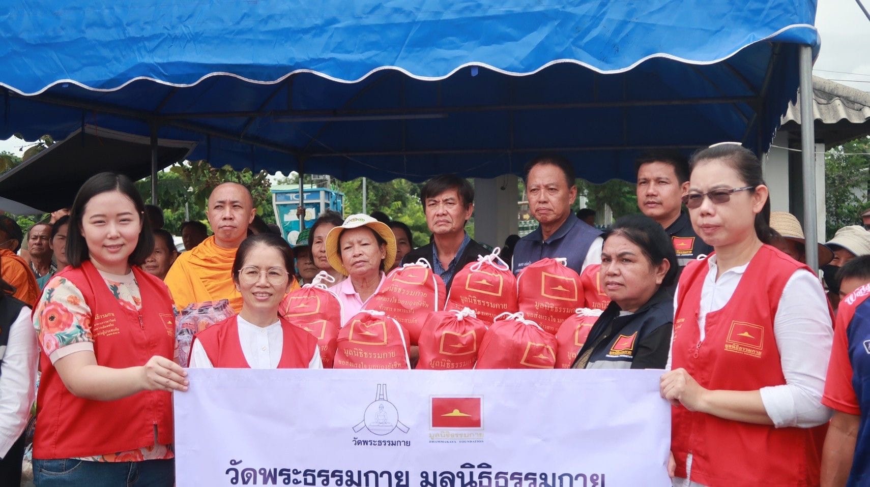 วัดพระธรรมกาย และมูลนิธิธรรมกาย มอบถุงยังชีพ ช่วยเหลือผู้ประสบภัยน้ำท่วม เชียงใหม่ - ลำพูน 1,000 ชุด