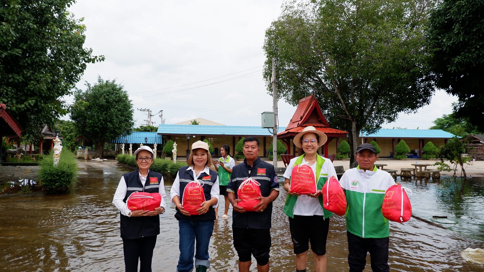 วัดพระธรรมกาย และมูลนิธิธรรมกาย มอบถุงยังชีพ ช่วยเหลือผู้ประสบภัยน้ำท่วม เชียงใหม่ - ลำพูน 1,000 ชุด