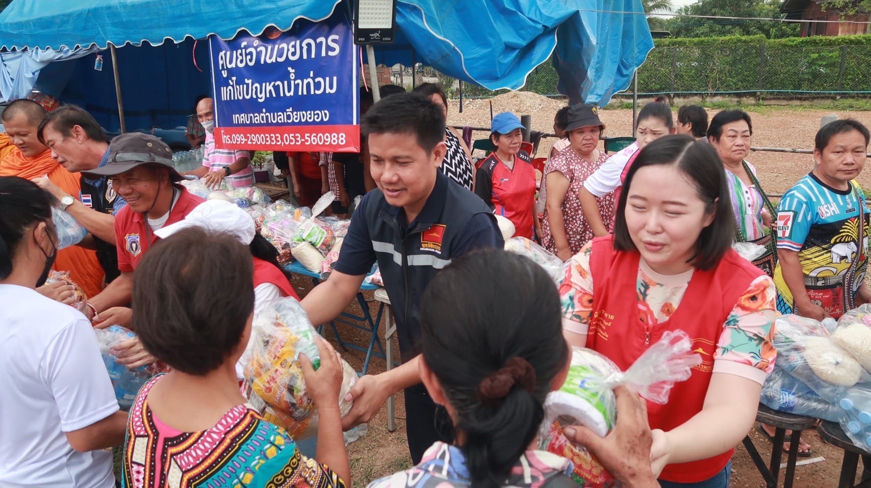 วัดพระธรรมกาย และมูลนิธิธรรมกาย มอบถุงยังชีพ ช่วยเหลือผู้ประสบภัยน้ำท่วม เชียงใหม่ - ลำพูน 1,000 ชุด