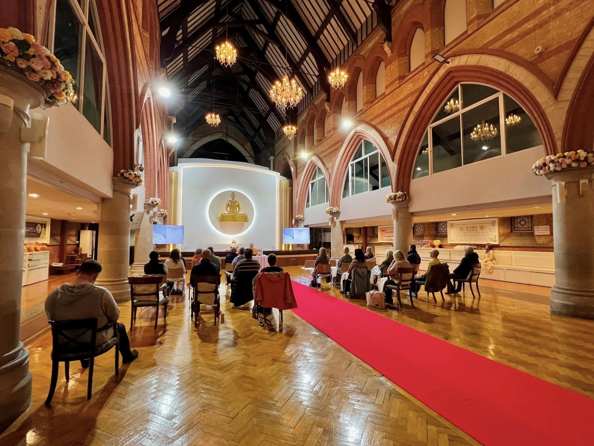 วัดพระธรรมกายลอนดอน จัดปฏิบัติธรรมชาวท้องถิ่น