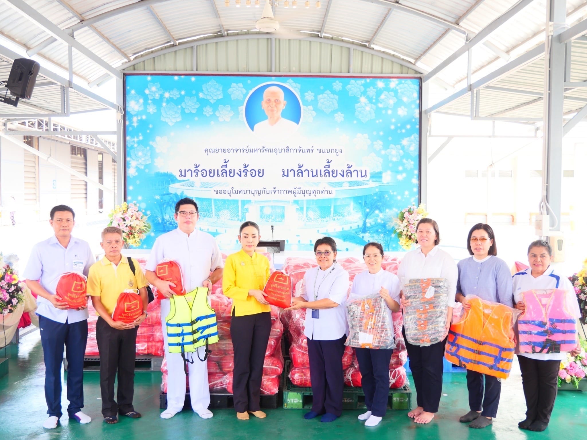 วัดพระธรรมกาย มอบถุงยังชีพ จำนวน 1,000 ชุด ช่วยผู้ประสบภัยน้ำท่วม จังหวัดเชียงใหม่ และจังหวัดลำพูน