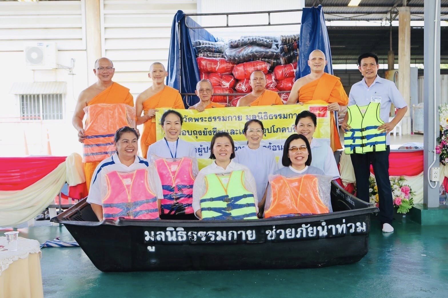 วัดพระธรรมกาย มอบถุงยังชีพ จำนวน 1,000 ชุด ช่วยผู้ประสบภัยน้ำท่วม จังหวัดเชียงใหม่ และจังหวัดลำพูน