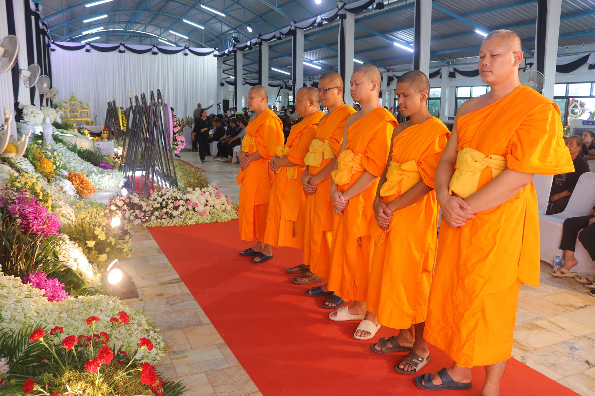วัดพระธรรมกาย และศูนย์ปฏิบัติธรรมอุทัยแสง มอบปัจจัยสมทบ ช่วยเหลือครอบครัวผู้สูญเสียจากเหตุไฟไหม้รถบัสทัศนศึกษา