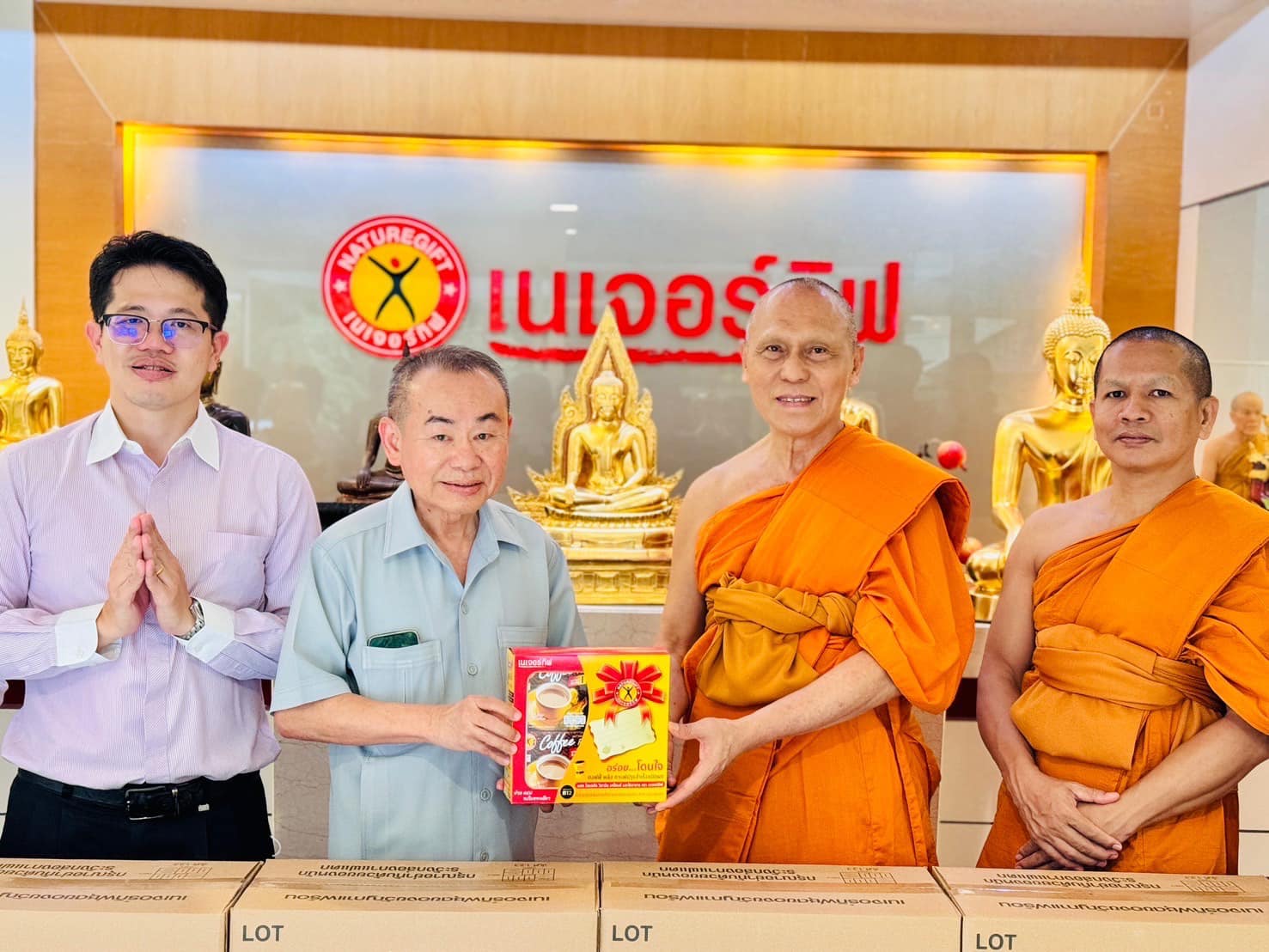 CEO เนเจอร์กิฟ ถวายชุดกิฟเซ็ตกาแฟ ร่วมบุญไทยธรรมสมทบกฐิน 30,000 วัด