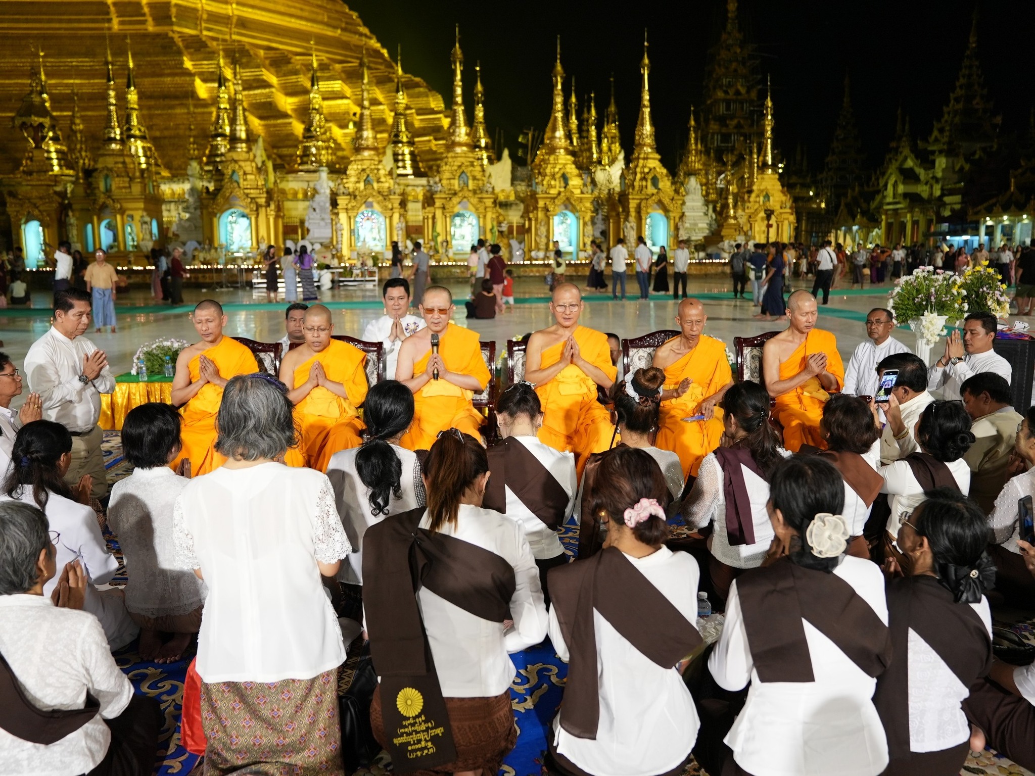 วัดพระธรรมกาย จุดประทีป 10,180 ดวง ณ พระมหาเจดีย์ชเวดากอง เมียนมา 