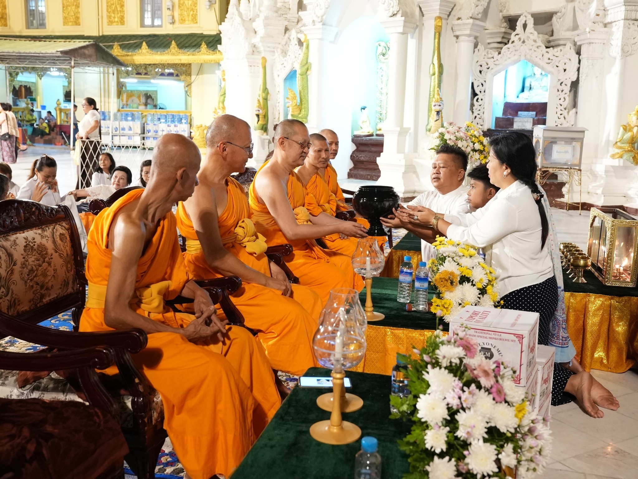 วัดพระธรรมกาย จุดประทีป 10,180 ดวง ณ พระมหาเจดีย์ชเวดากอง เมียนมา 