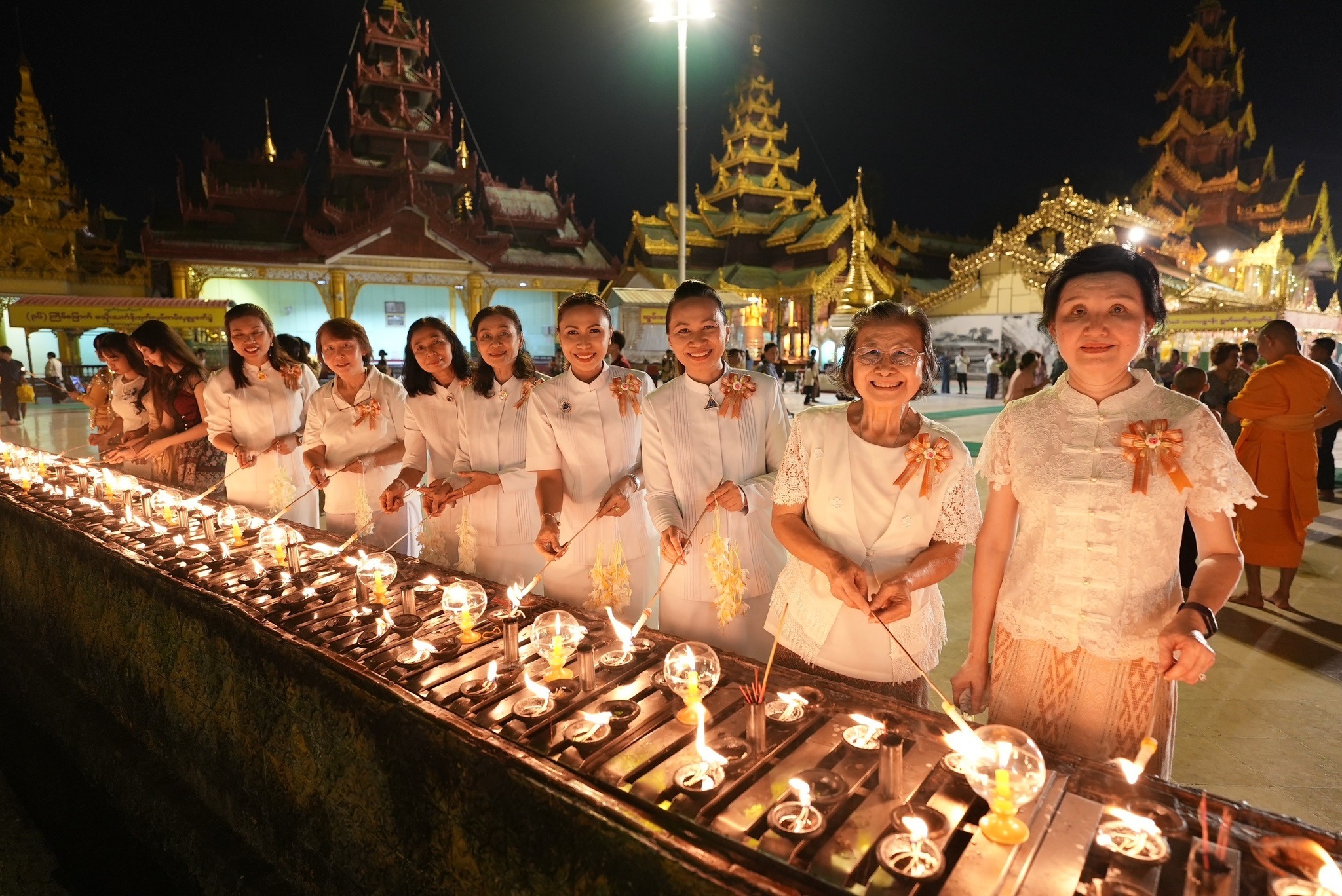 วัดพระธรรมกาย จุดประทีป 10,180 ดวง ณ พระมหาเจดีย์ชเวดากอง เมียนมา 
