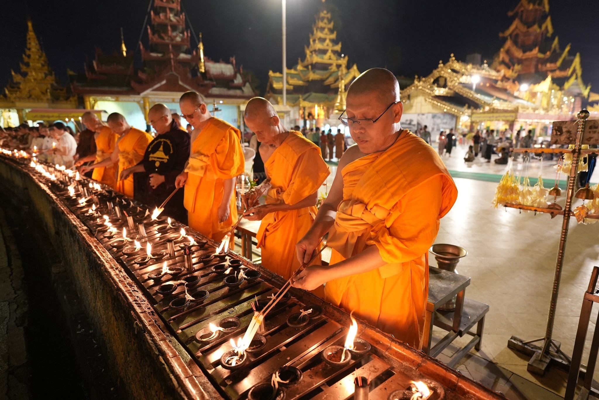 วัดพระธรรมกาย จุดประทีป 10,180 ดวง ณ พระมหาเจดีย์ชเวดากอง เมียนมา 