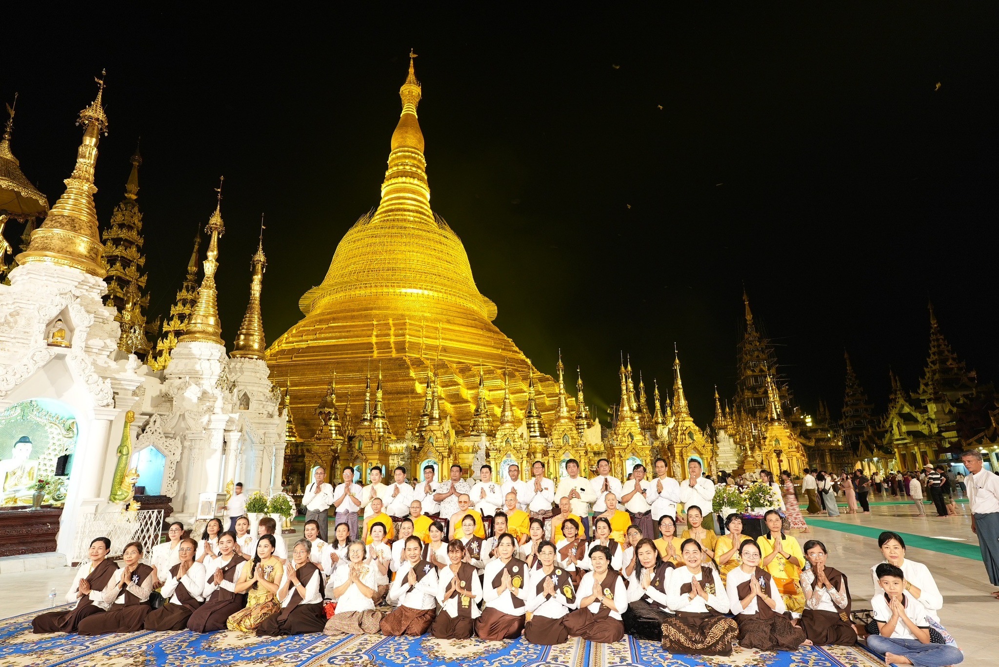 วัดพระธรรมกาย จุดประทีป 10,180 ดวง ณ พระมหาเจดีย์ชเวดากอง เมียนมา 