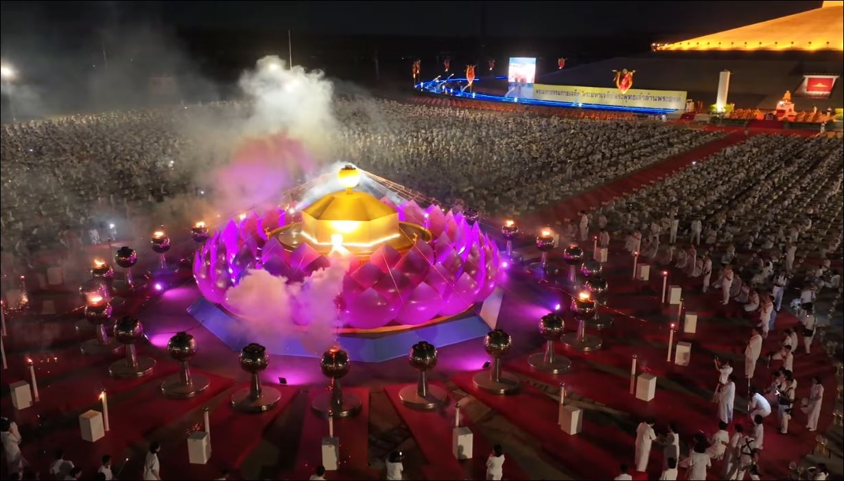 วัดพระธรรมกายจัดปฏิบัติธรรม สวดมนต์ นั่งสมาธิ จุดประทีป เนื่องในวันคล้ายวันเกิด 140 ปี พระมงคลเทพมุนี (สด จนฺทสโร) พระผู้ปราบมาร