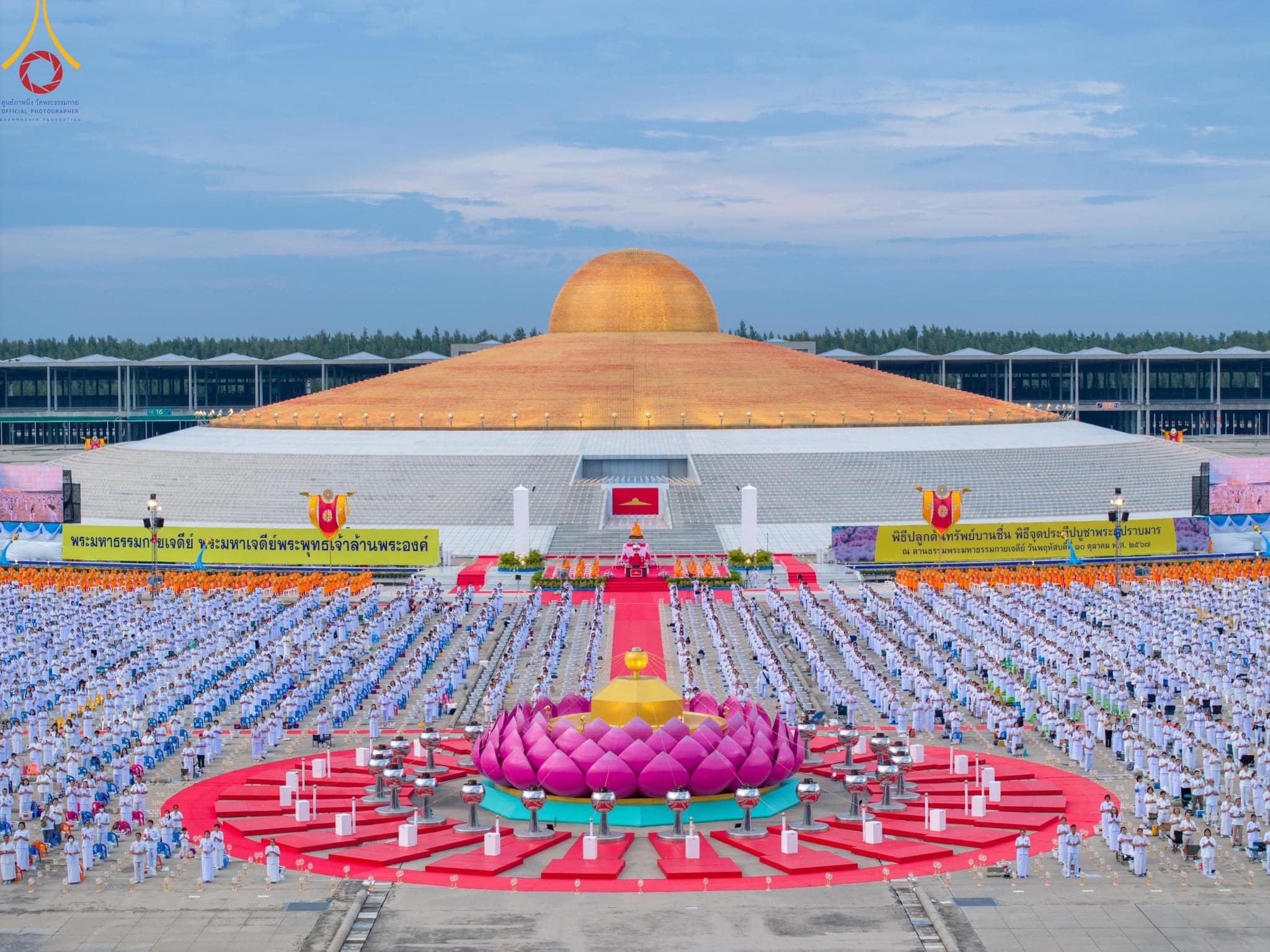วัดพระธรรมกายจัดปฏิบัติธรรม สวดมนต์ นั่งสมาธิ จุดประทีป เนื่องในวันคล้ายวันเกิด 140 ปี พระมงคลเทพมุนี (สด จนฺทสโร) พระผู้ปราบมาร