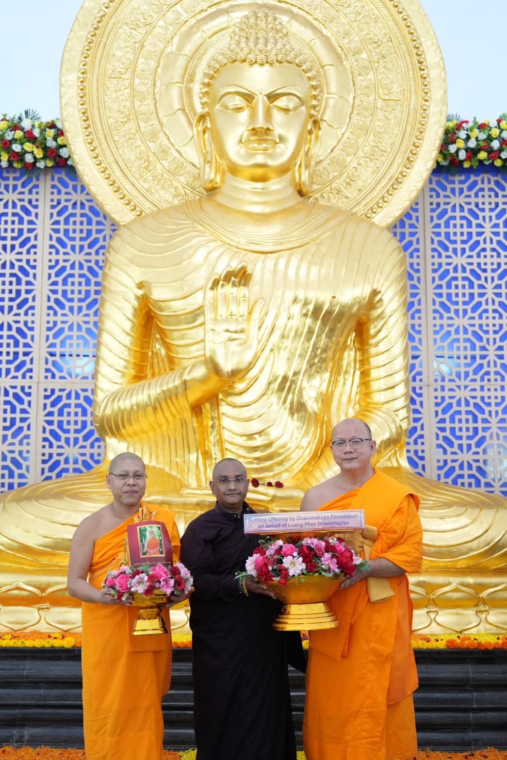 กฐินสมทบต่างประเทศ หลวงพ่อธัมมชโย ณ มหาวิหารอนุสรณ์สถานพุทธ ถ้ำไตรรัศมี