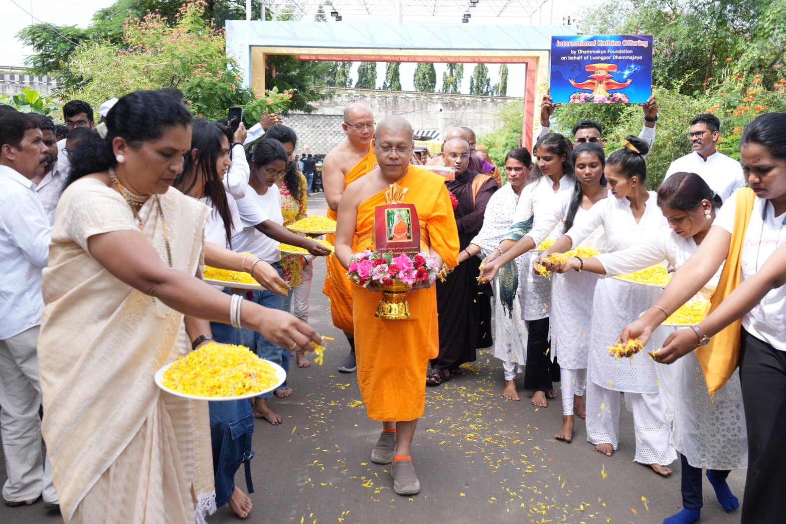 กฐินสมทบต่างประเทศ หลวงพ่อธัมมชโย ณ มหาวิหารอนุสรณ์สถานพุทธ ถ้ำไตรรัศมี