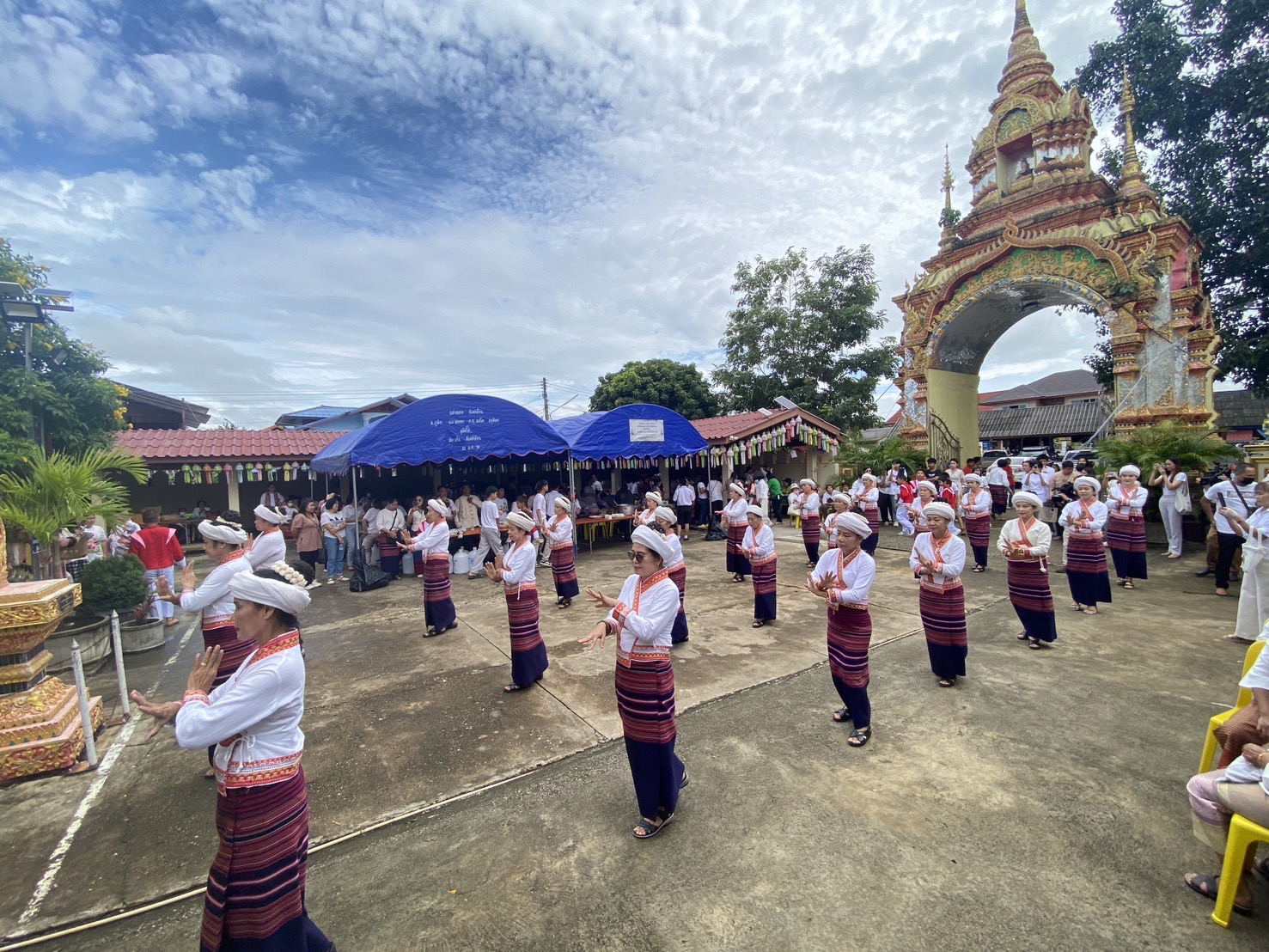 กฐินสัมฤทธิ์ สืบทอดวิถีวัฒนธรรมไทลื้อ โรงเรียนวัดหลวงวิทยา