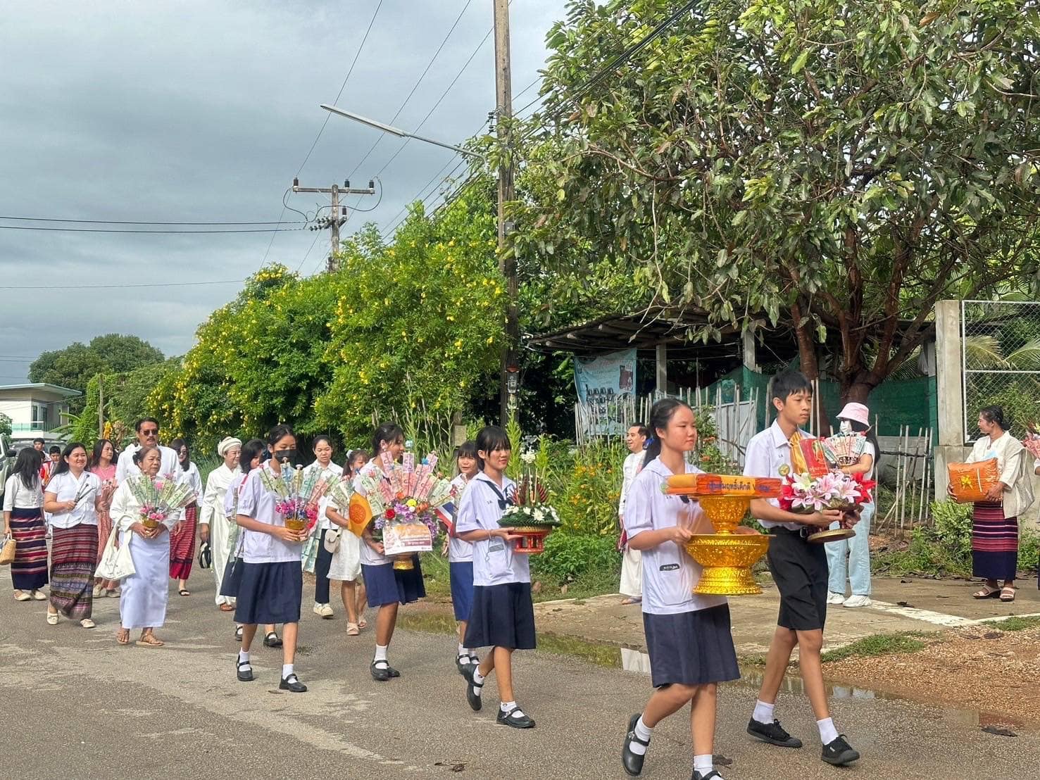 กฐินสัมฤทธิ์ สืบทอดวิถีวัฒนธรรมไทลื้อ โรงเรียนวัดหลวงวิทยา