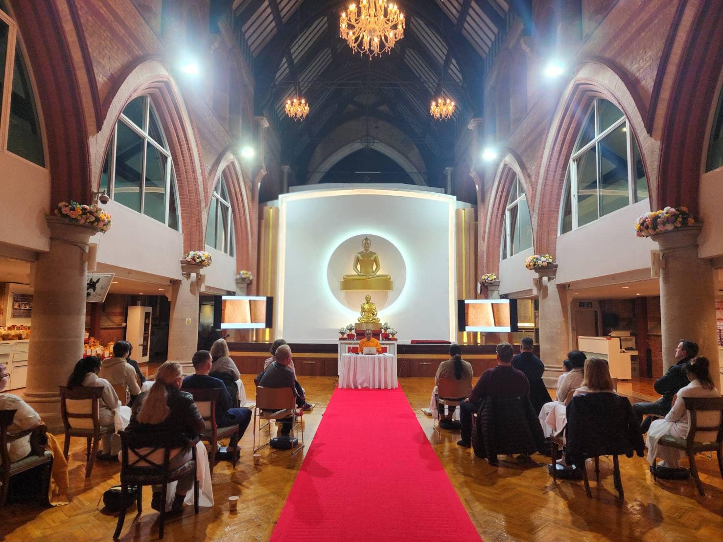 วัดพระธรรมกายลอนดอน จัดปฏิบัติธรรมชาวท้องถิ่น