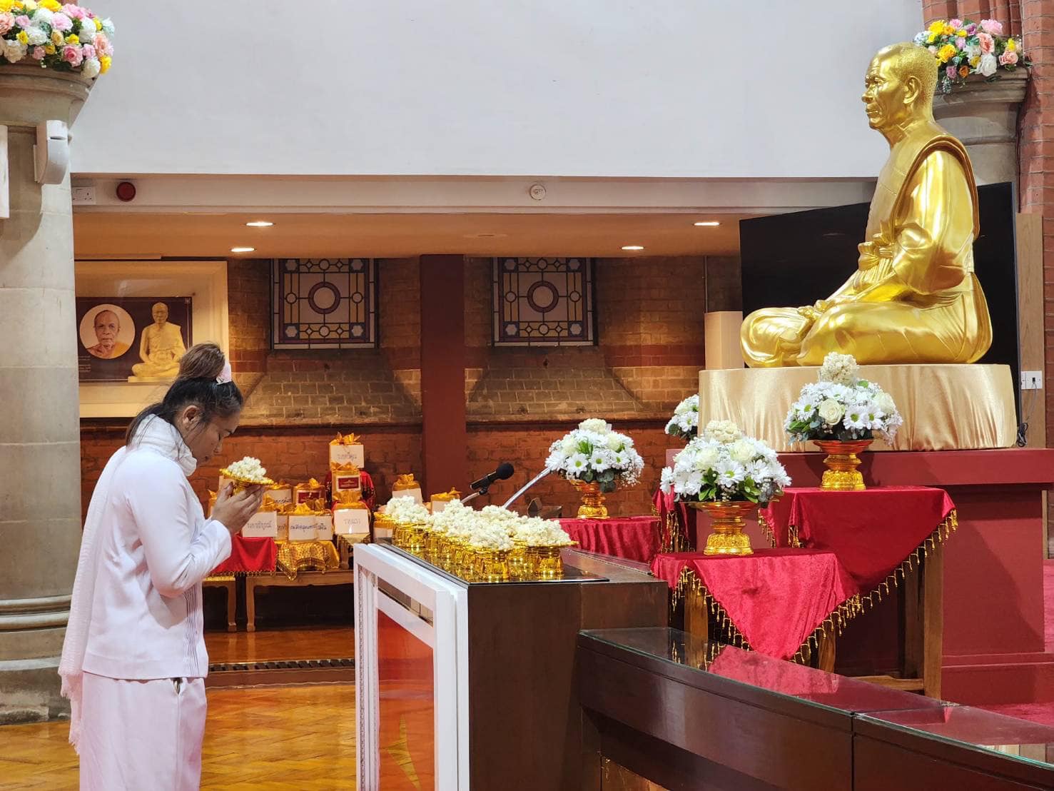 วัดพระธรรมกายลอนดอน จัดปฏิบัติธรรมชาวท้องถิ่น