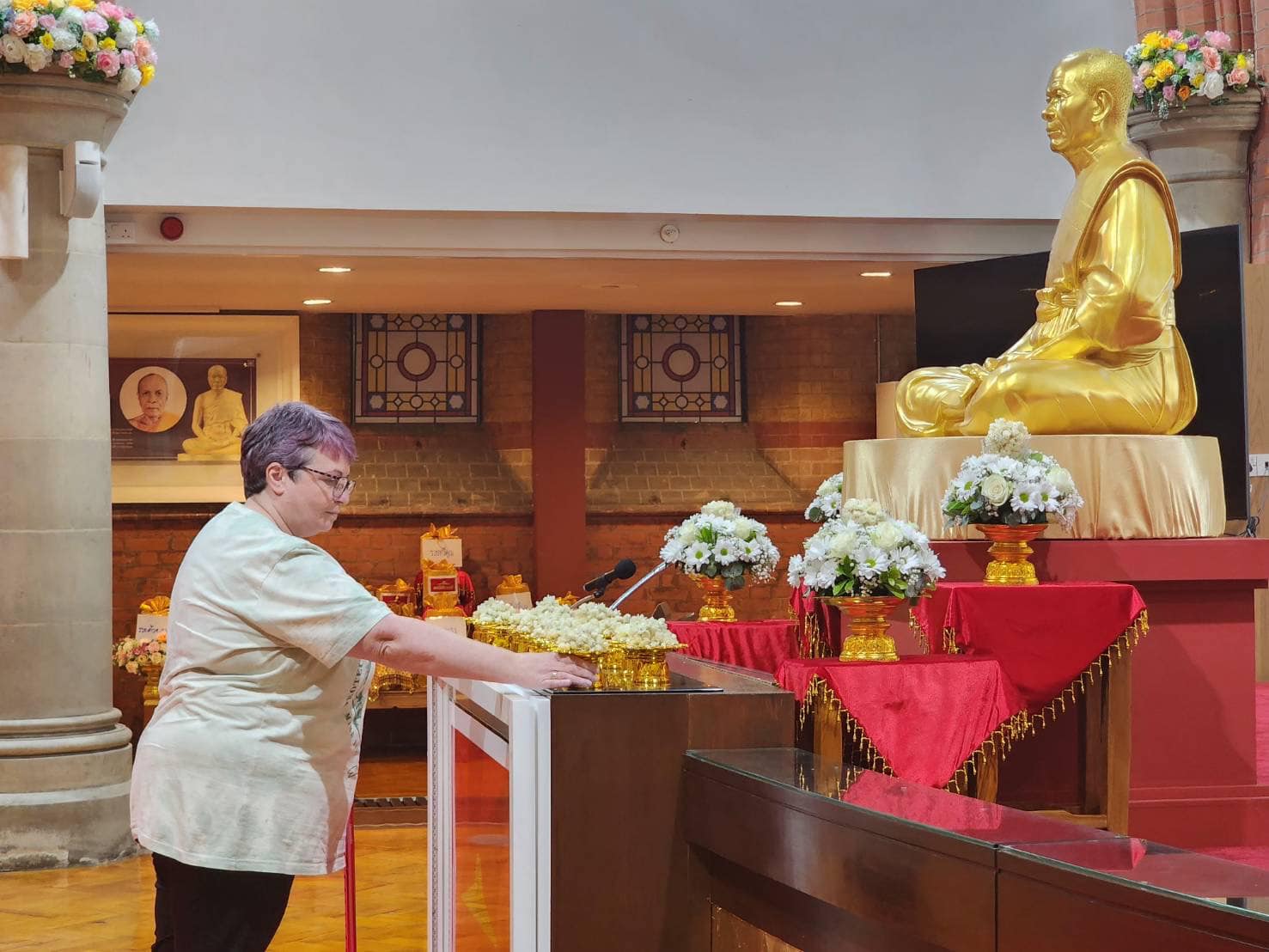 วัดพระธรรมกายลอนดอน จัดปฏิบัติธรรมชาวท้องถิ่น