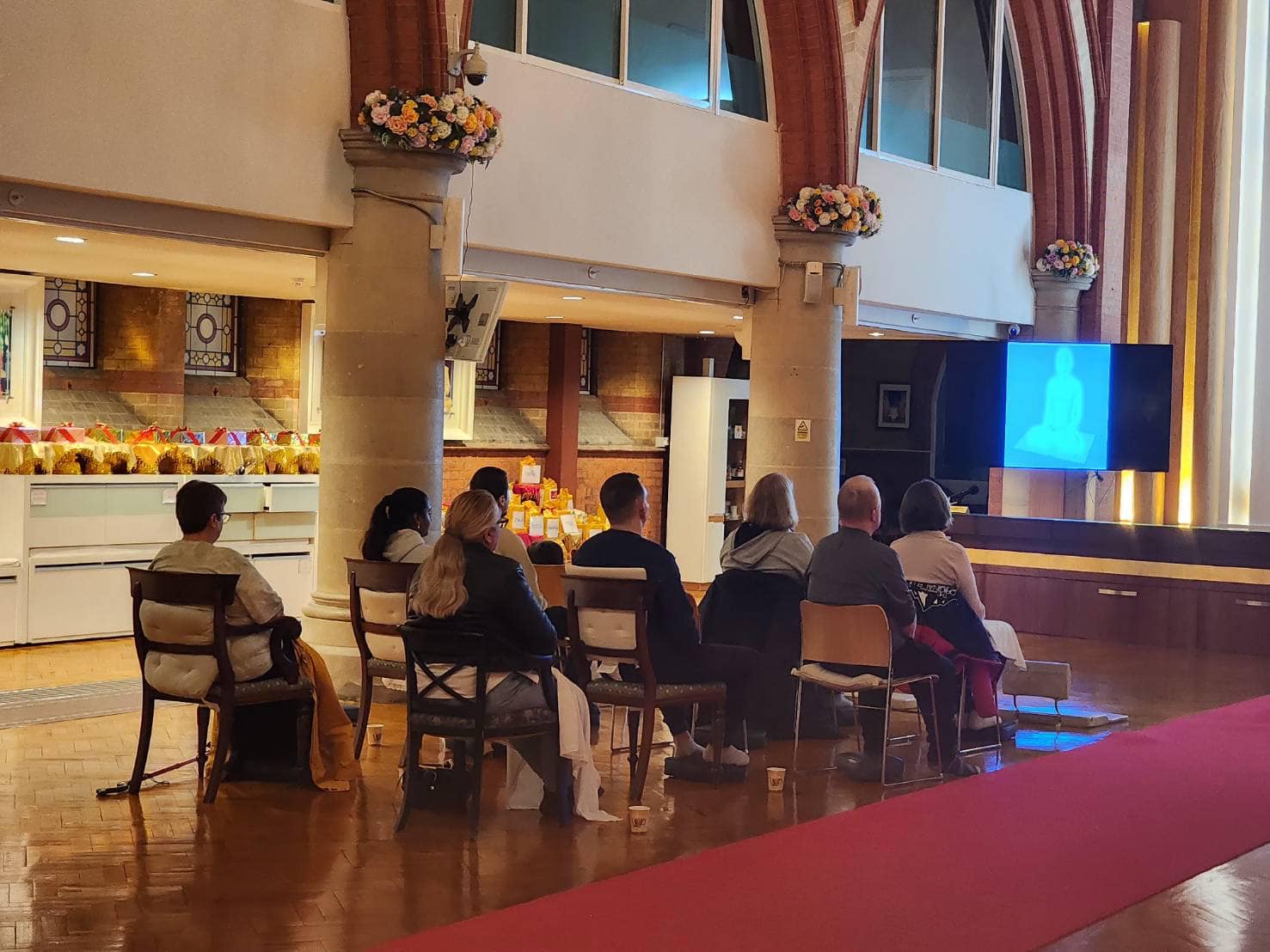 วัดพระธรรมกายลอนดอน จัดปฏิบัติธรรมชาวท้องถิ่น