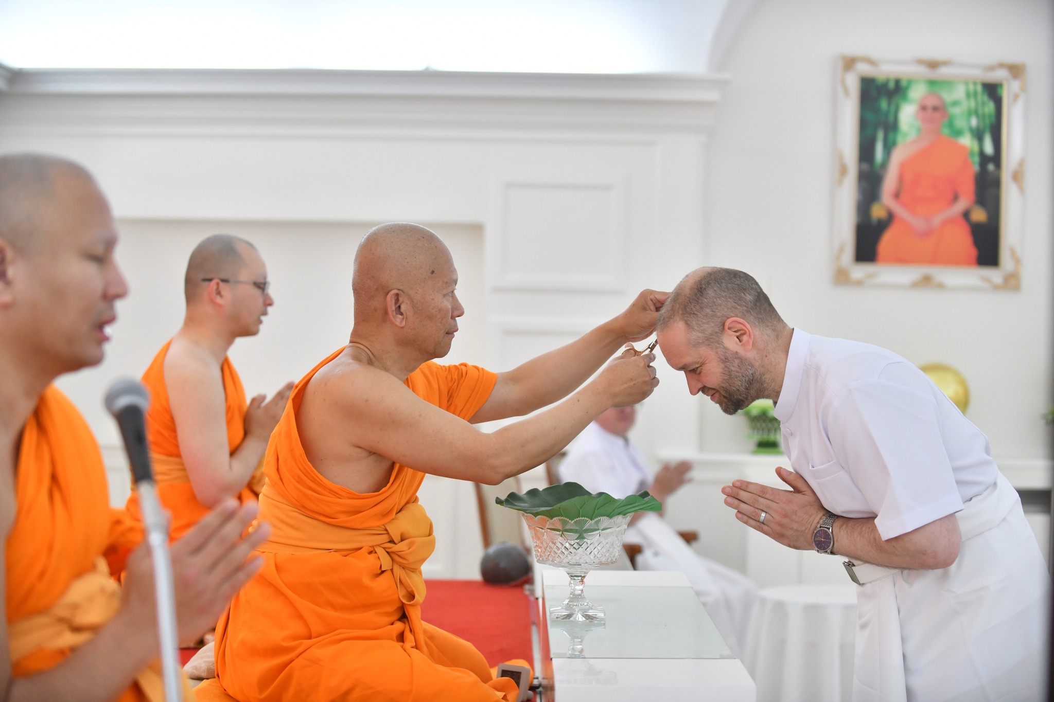 วัดพระธรรมกายคอร์ซัวร์ ลุสท์สโกว จัดพิธีตัดปอยผมนาคธรรมทายาทชาวเดนมาร์ก