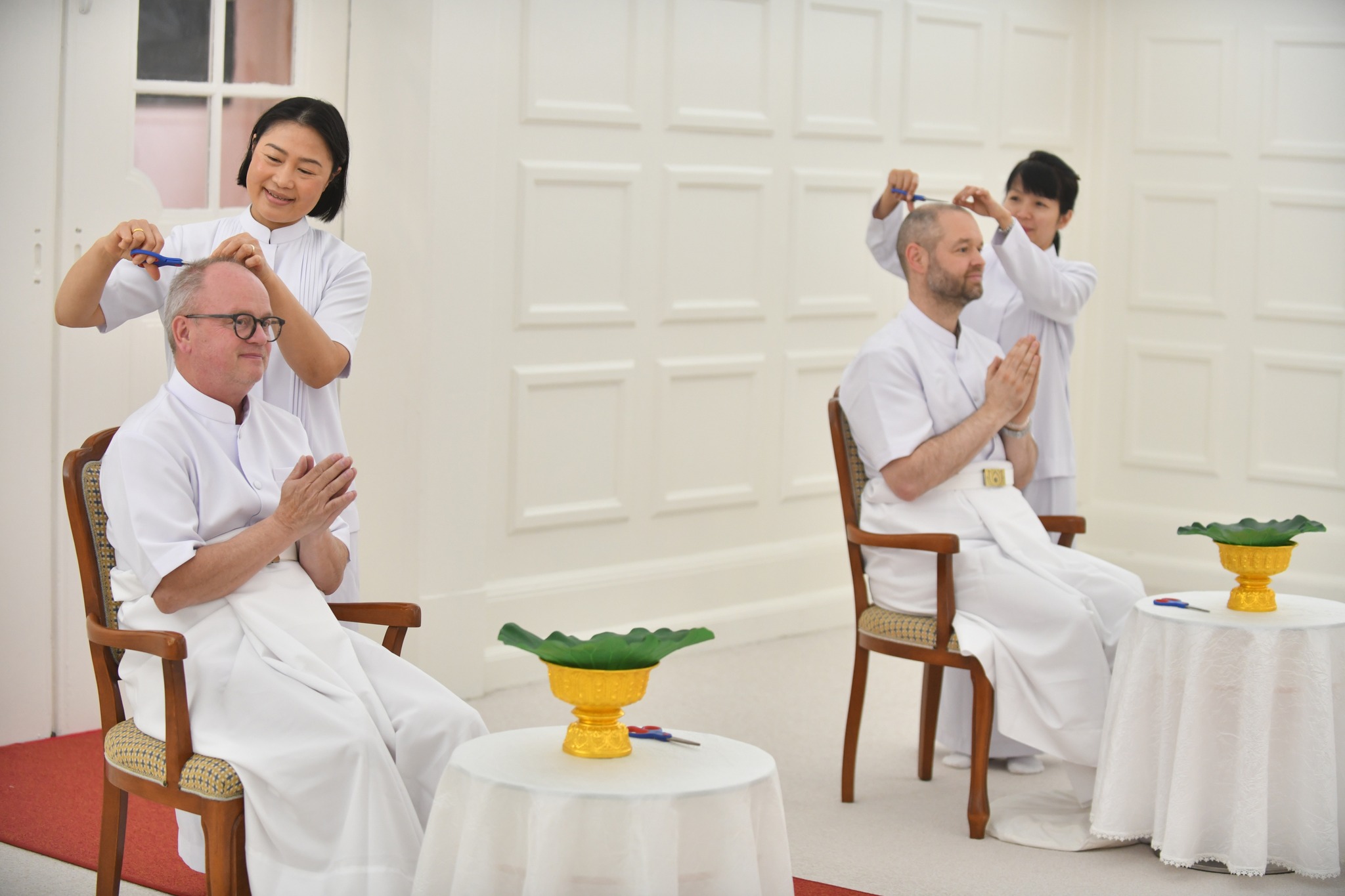 วัดพระธรรมกายคอร์ซัวร์ ลุสท์สโกว จัดพิธีตัดปอยผมนาคธรรมทายาทชาวเดนมาร์ก