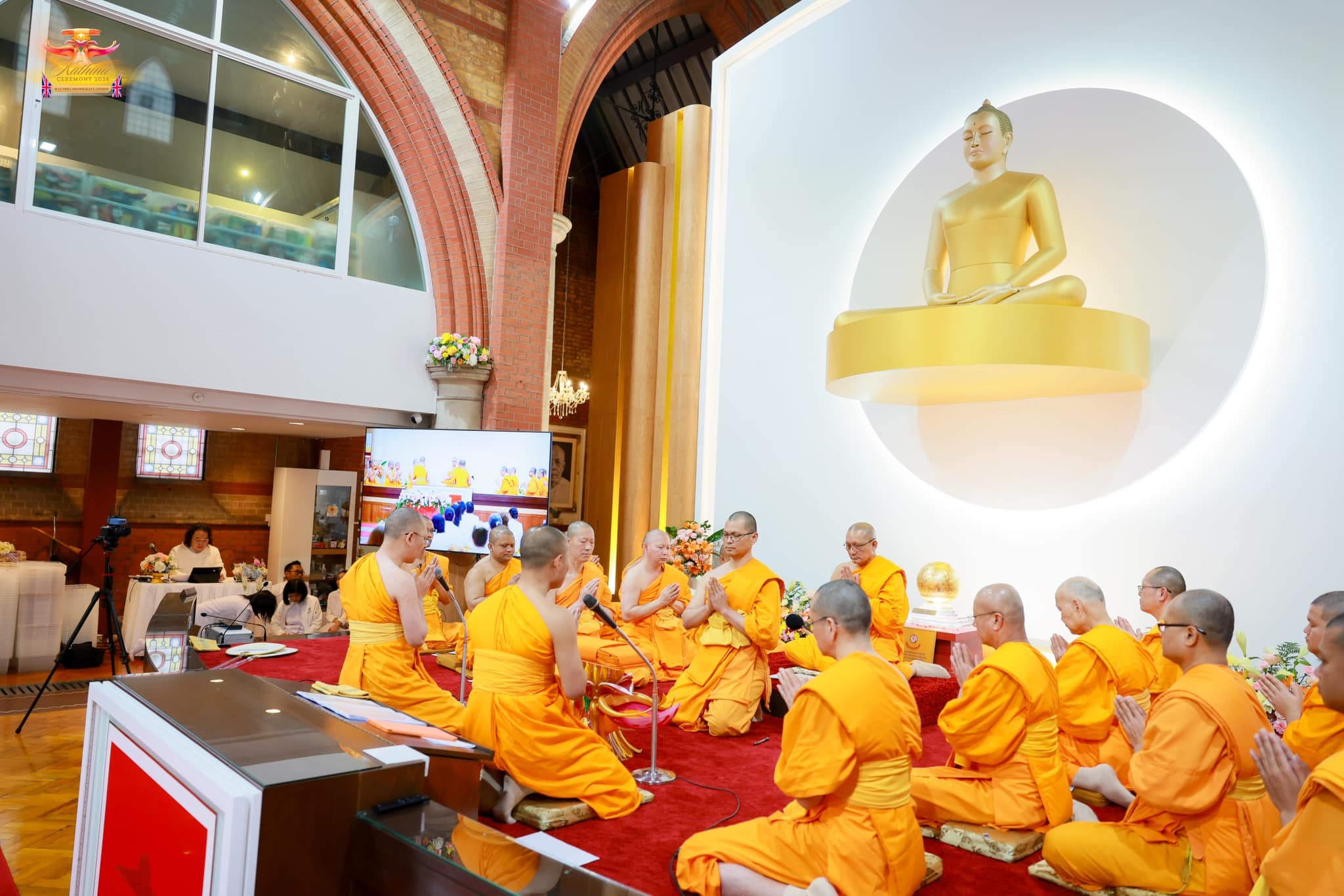 วัดพระธรรมกายลอนดอน จัดพิธีทอดกฐินสามัคคี