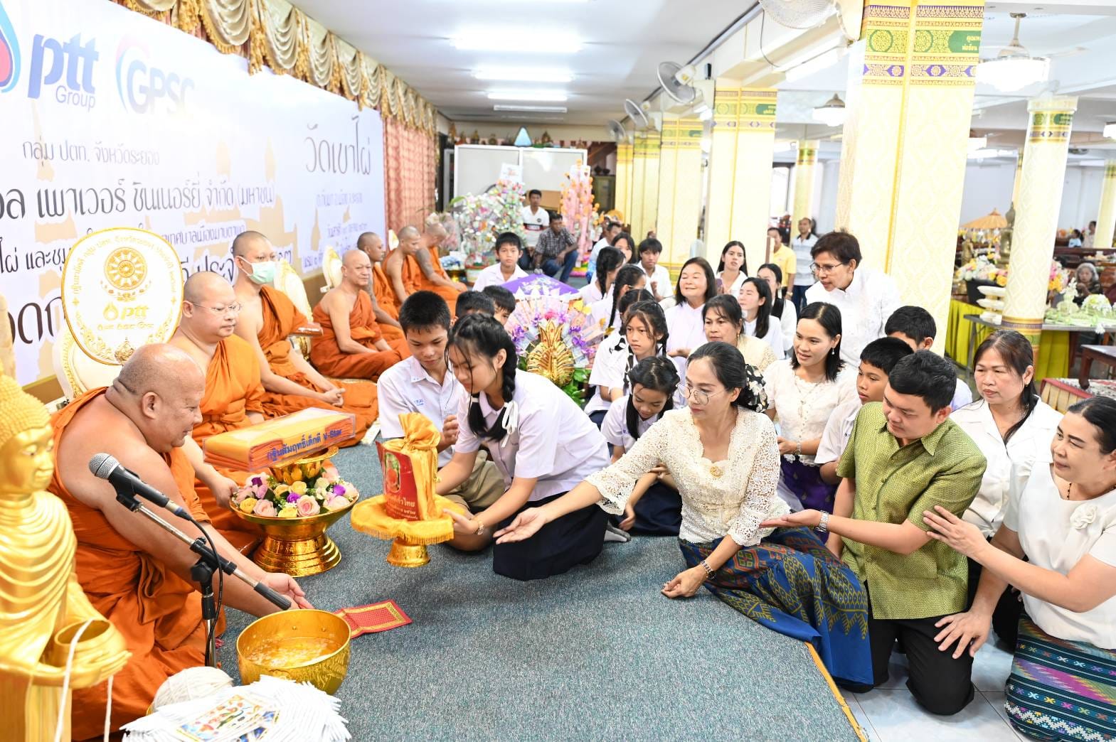 คณะครูและนักเรียน โรงเรียนชุมชนวัดทับมา  ทอดกฐินสัมฤทธิ์ ณ วัดเขาไผ่ จังหวัดระยอง