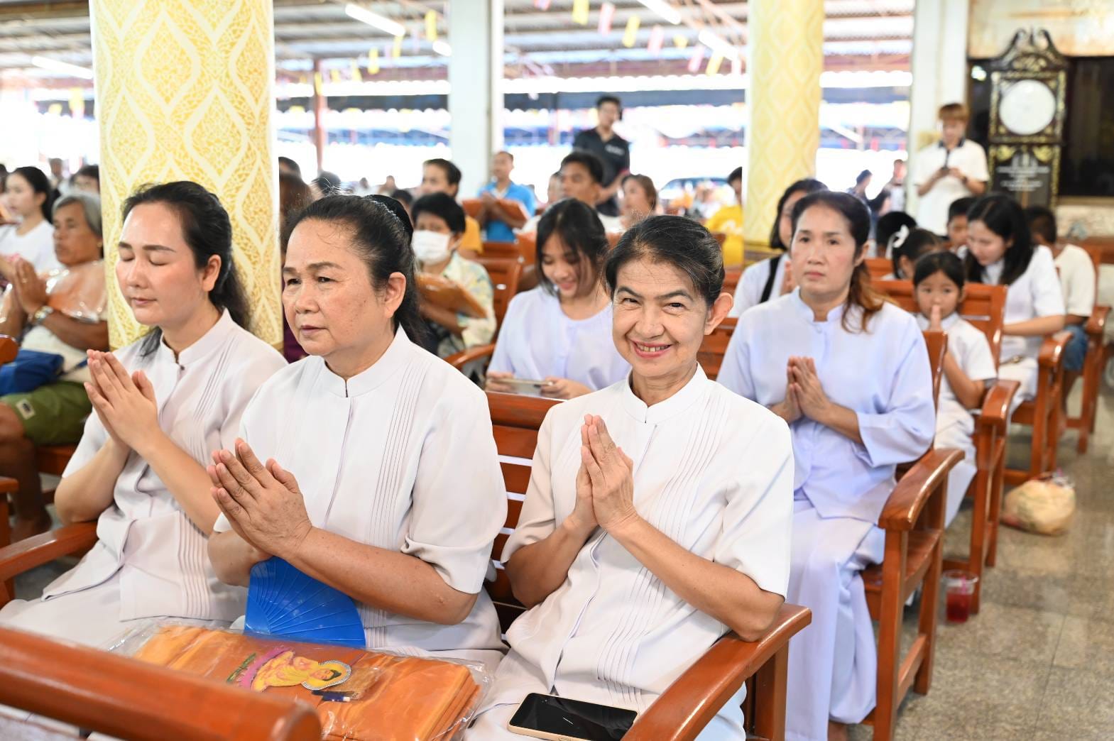 คณะครูและนักเรียน โรงเรียนชุมชนวัดทับมา  ทอดกฐินสัมฤทธิ์ ณ วัดเขาไผ่ จังหวัดระยอง